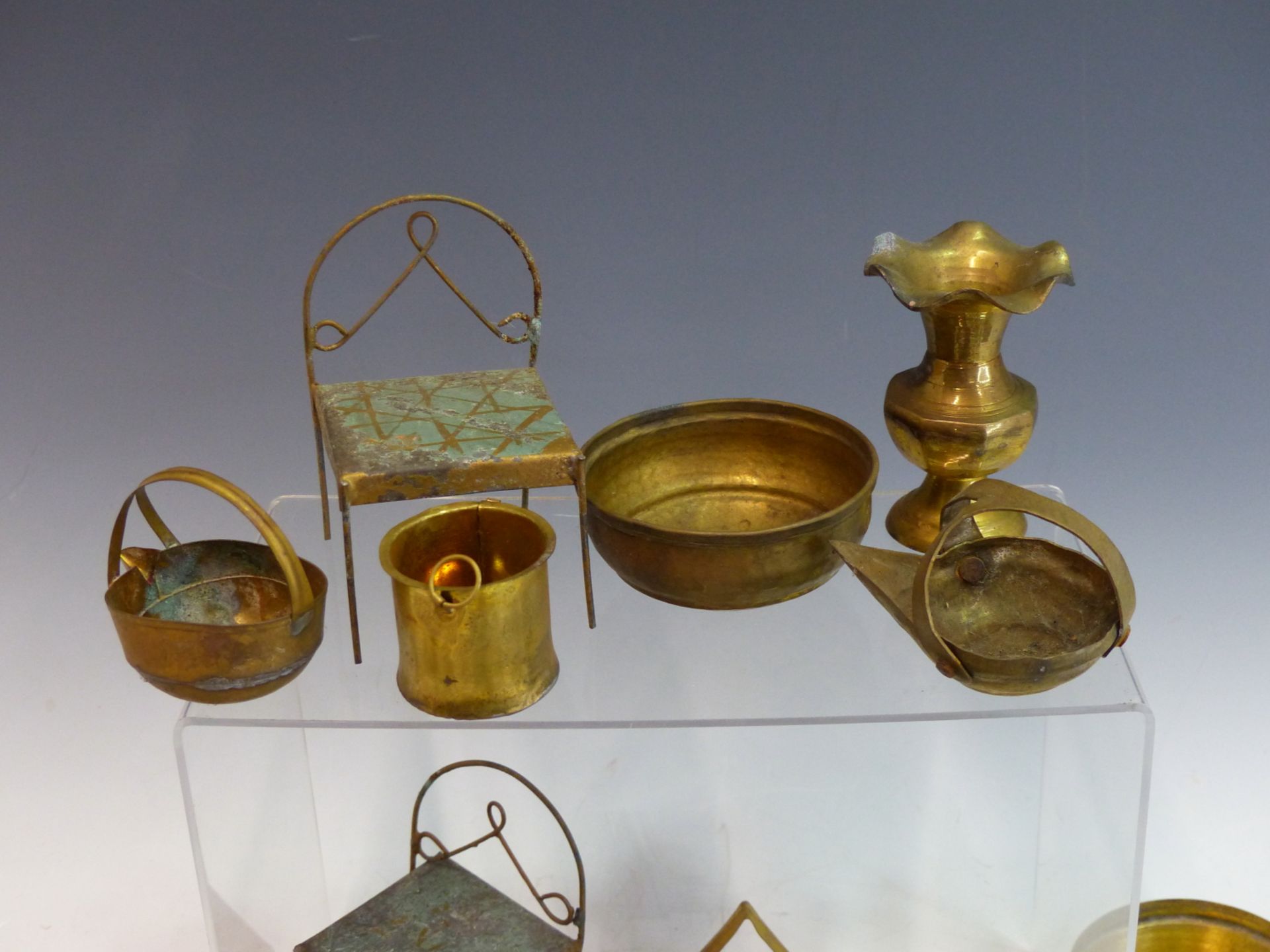 A GROUP OF BRASS VINTAGE INDIAN CHILDS OR DOLLS TOY COOKING UTENSILS AND POTS. - Image 2 of 4