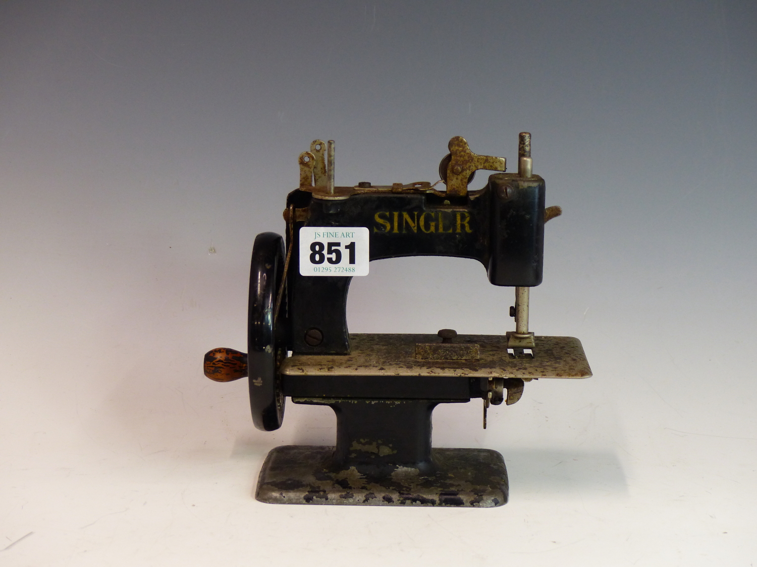 A VINTAGE SINGER MINIATURE SEWING MACHINE WITH ALLOY BODY. - Image 2 of 4