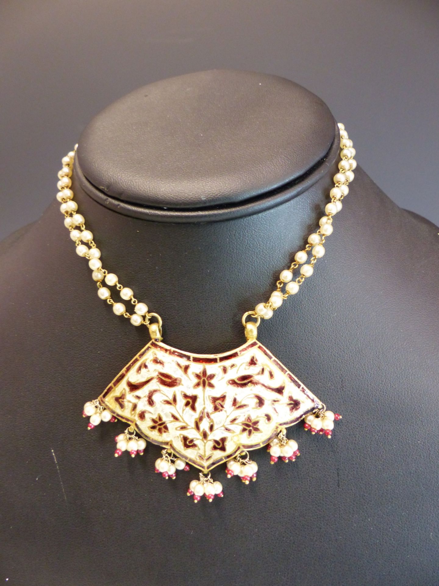 A GOOD QUALITY VINTAGE INDIAN CHOKER NECKLACE OF GRADUATED SILVER GILT AND ENAMEL PANELS EACH WITH - Image 7 of 8