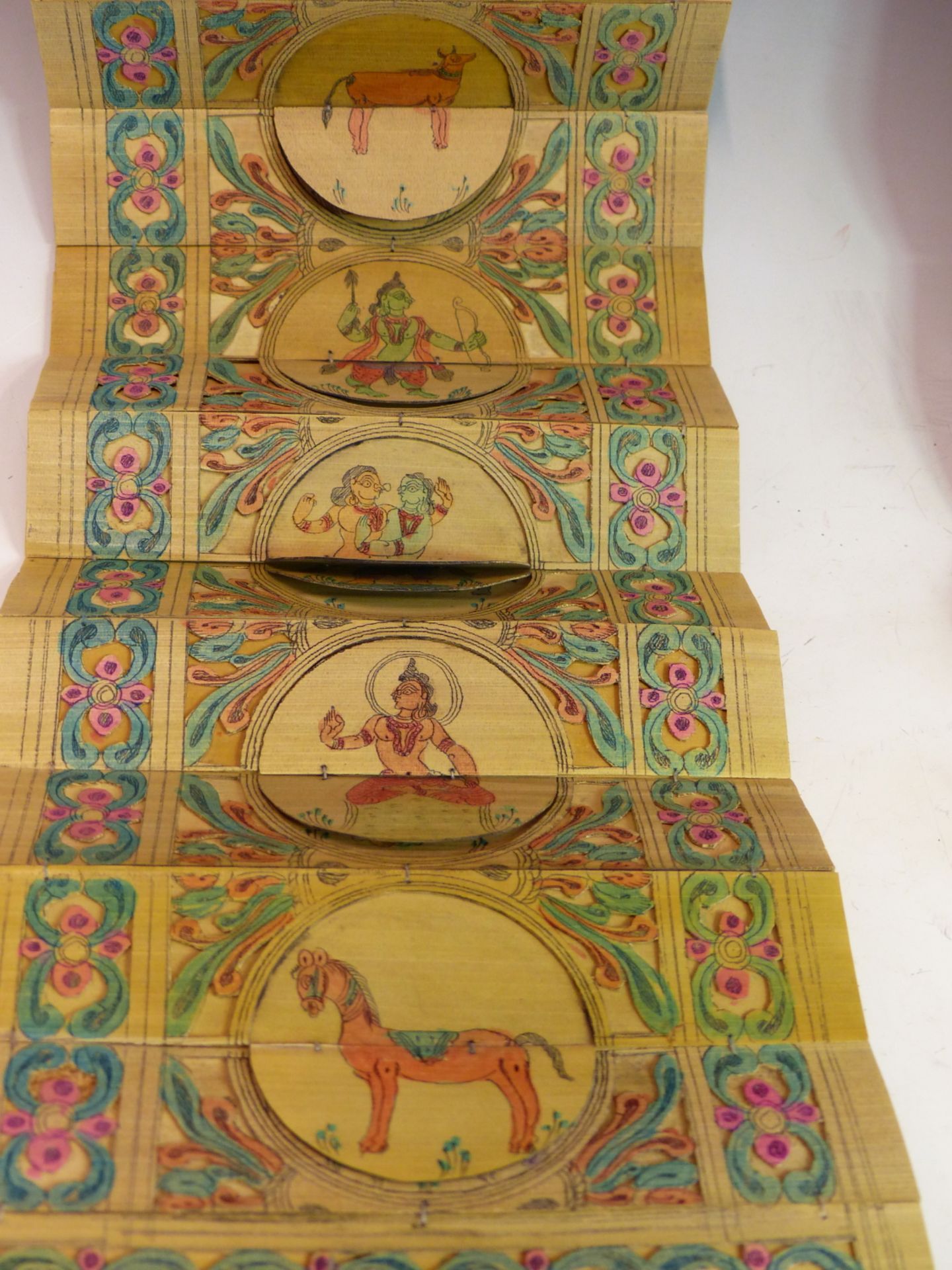 TWO VINTAGE INDIAN BAMBOO CONCERTINA FOLD SCROLL PANELS DECORATED WITH TRADITIONAL SCENES. - Image 4 of 5