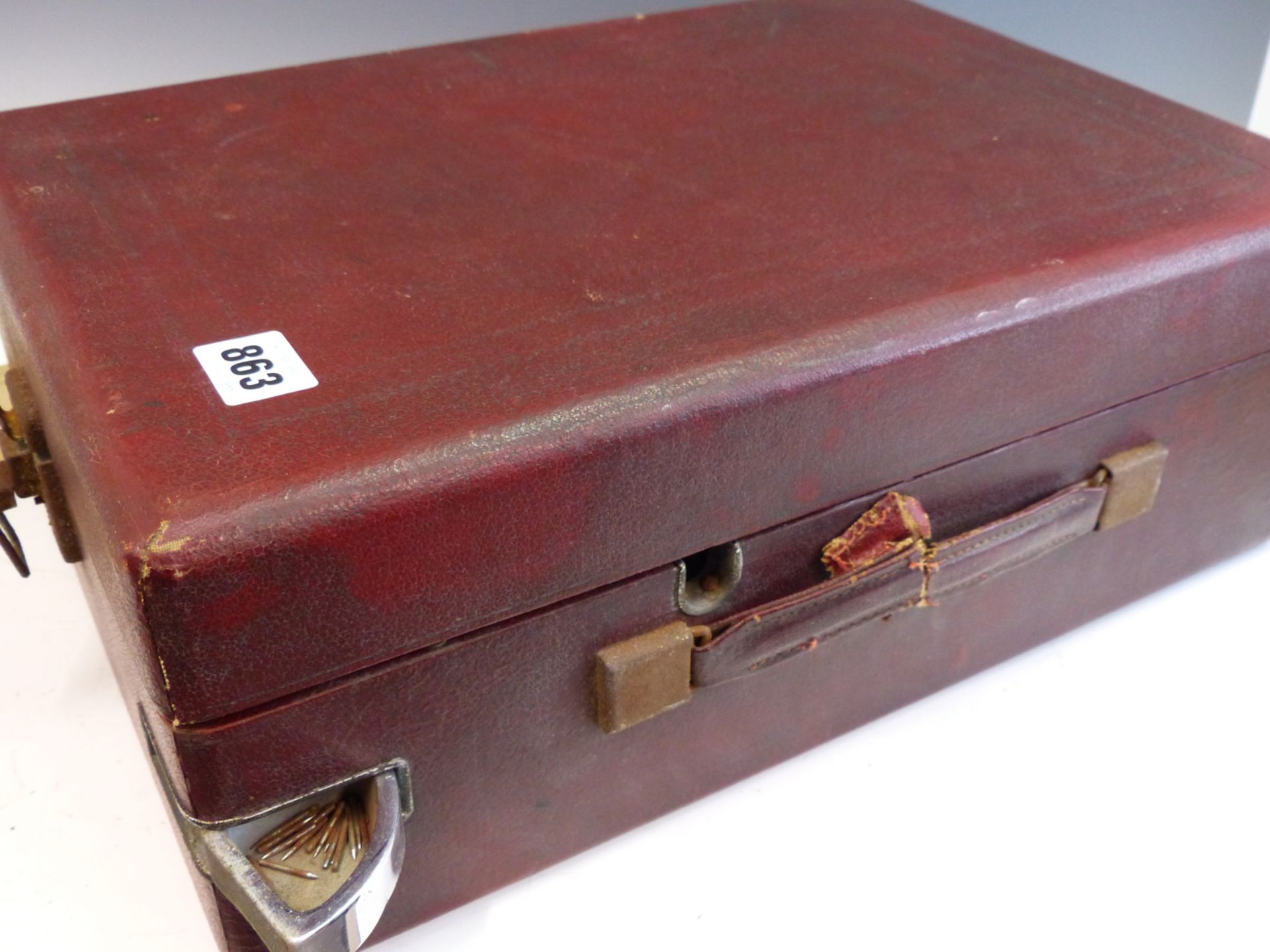 A VINTAGE HMV (HIS MASTERS VOICE) PORTABLE GRAMOPHONE IN RARE RED LETHERETTE COVERED OUTER. - Image 6 of 6