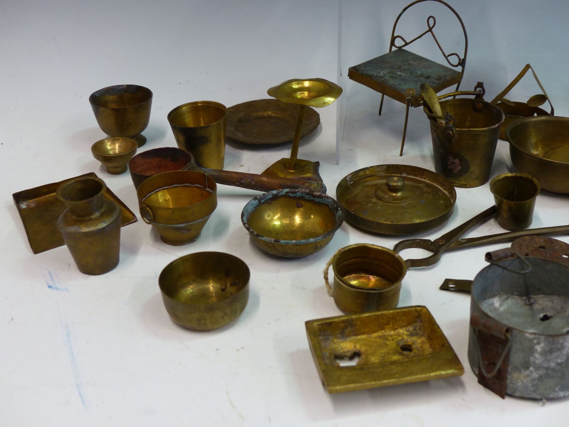 A GROUP OF BRASS VINTAGE INDIAN CHILDS OR DOLLS TOY COOKING UTENSILS AND POTS. - Image 4 of 4