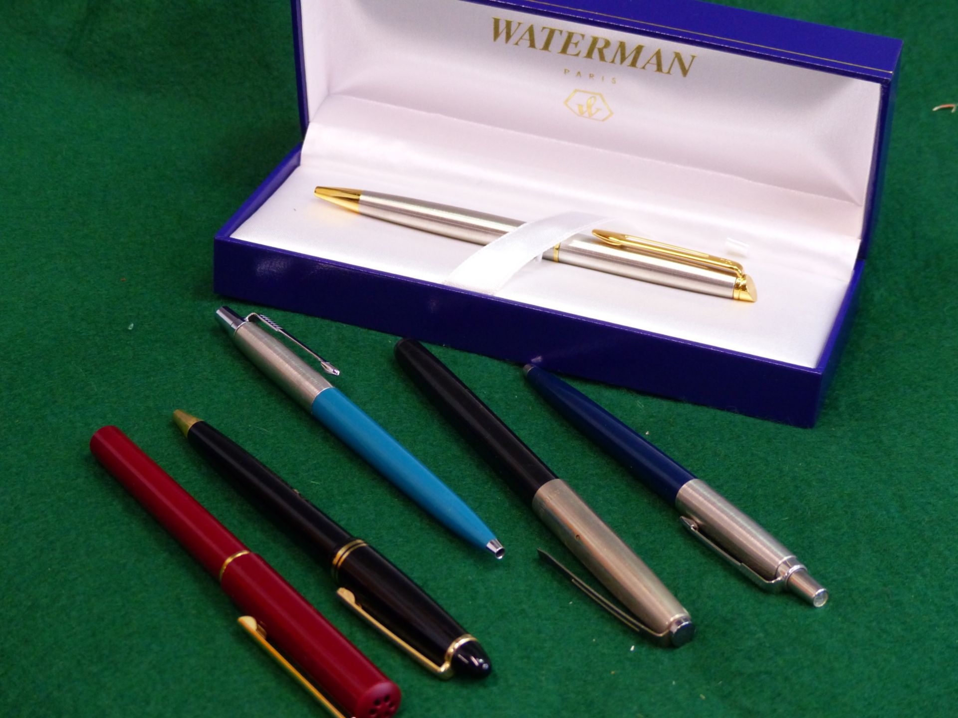 A WATERMANS ROLLER BALL PEN IN ORIGINAL PRESENTATION BOX TOGETHER WITH TWO PARKER EXAMPLES, A