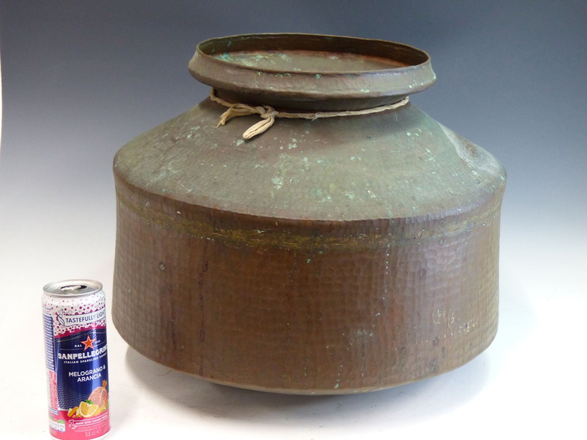 FIVE LARGE INDIAN COPPER AND BRASS FOOD VESSELS INCLUDING ONE WITH HINGED LID. - Image 4 of 5