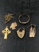 A QUANTITY OF 9ct and 18ct GOLD JEWELLERY TO INCLUDE A PADLOCK CLASP, CROSS, EARRINGS ETC, A MIXTURE
