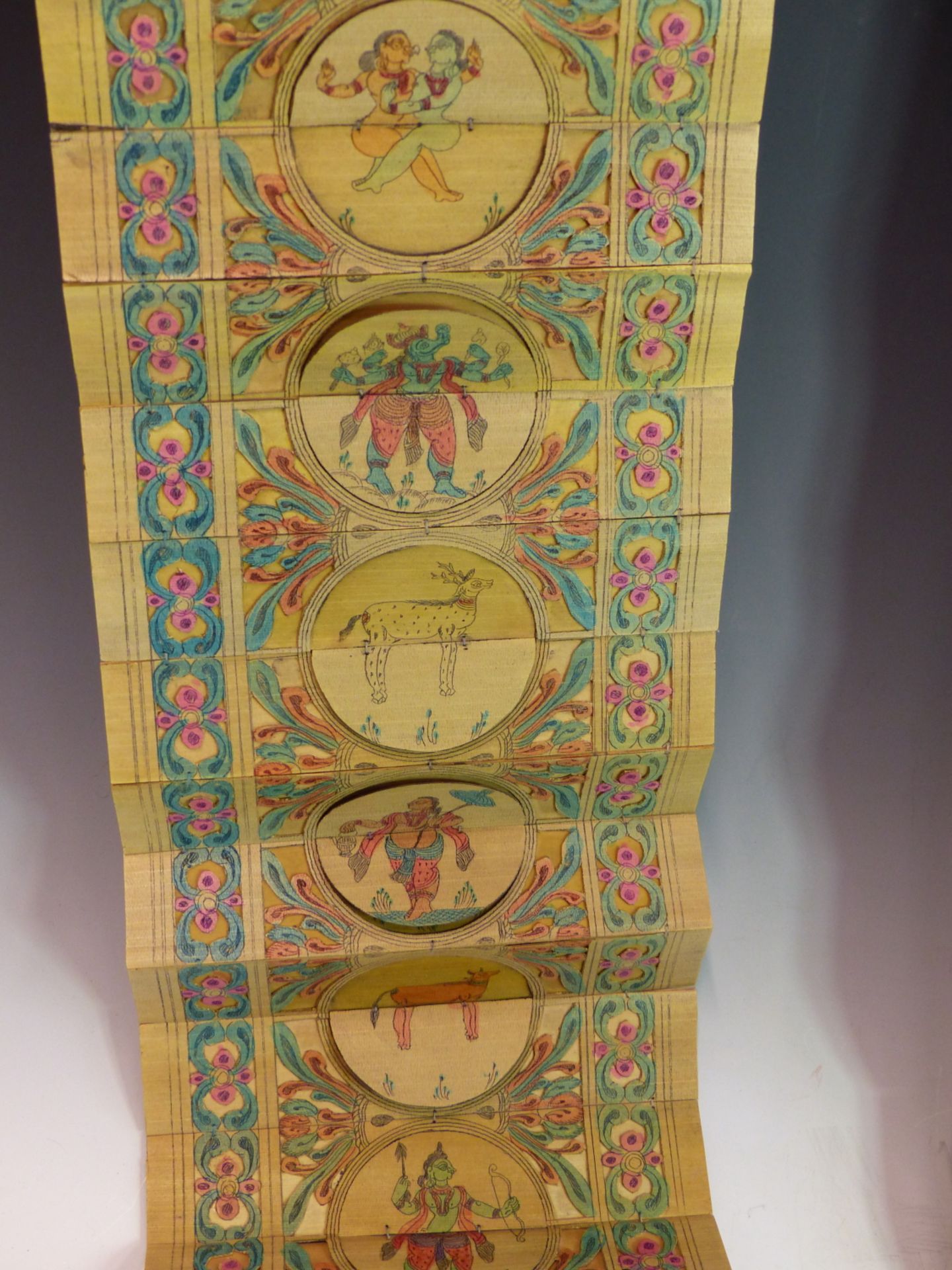 TWO VINTAGE INDIAN BAMBOO CONCERTINA FOLD SCROLL PANELS DECORATED WITH TRADITIONAL SCENES. - Image 3 of 5
