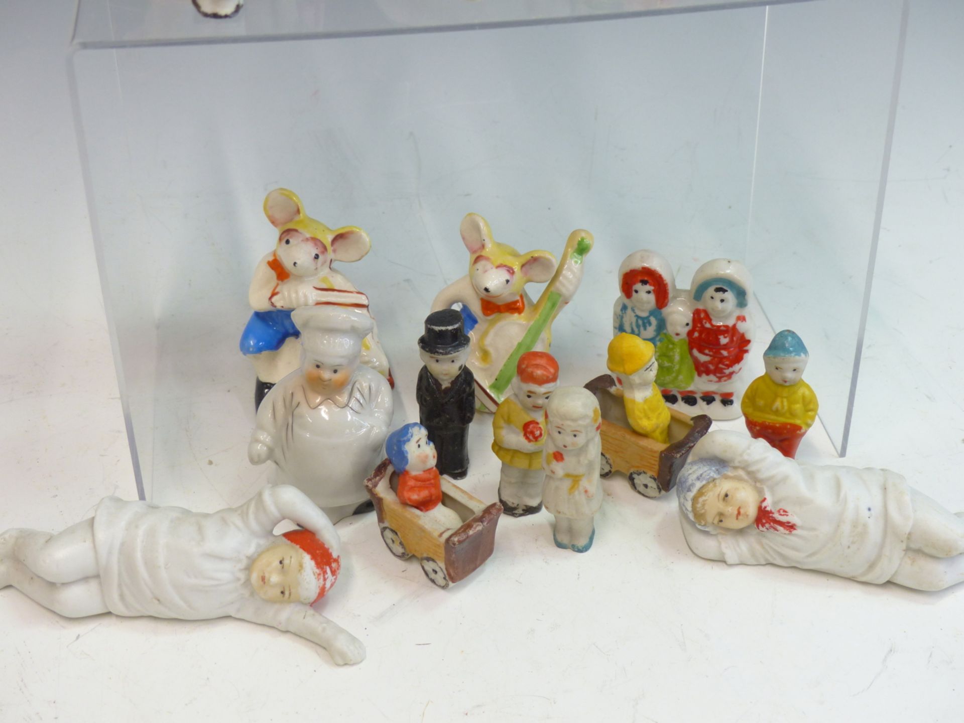 A GROUP OF VINTAGE BISQUE AND OTHER PORCELAIN FIGURES TO INCLUDE JOINTED FIGURES, ANIMALS AND - Image 8 of 8