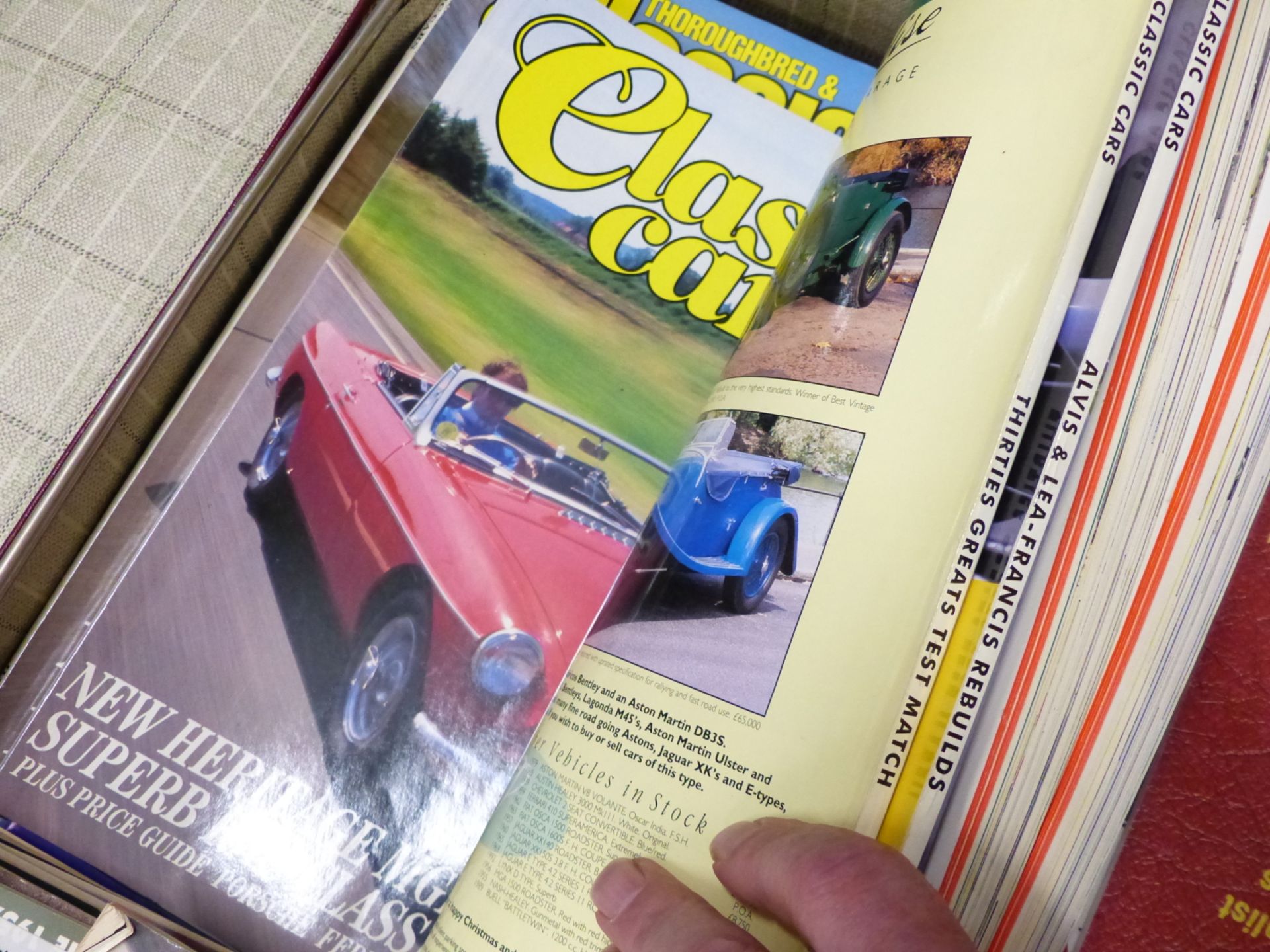 AN EXTENSIVE COLLECTION OF VINTAGE CLASSIC CAR MAGAZINES, AUTOMOBILE RELATED AUCTION CATALOGUES - Bild 4 aus 6