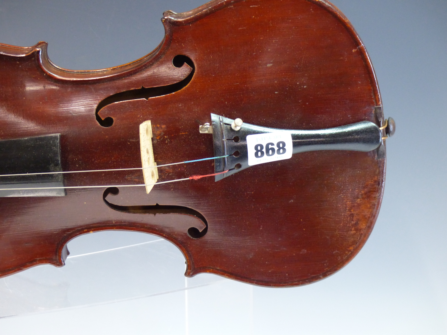 A 20TH CENTURY VIOLIN WITH LABEL " ANTONIUS STRADIUARIUS CREMONENSIS". CASED WITH A SILVER PLATE - Image 2 of 19