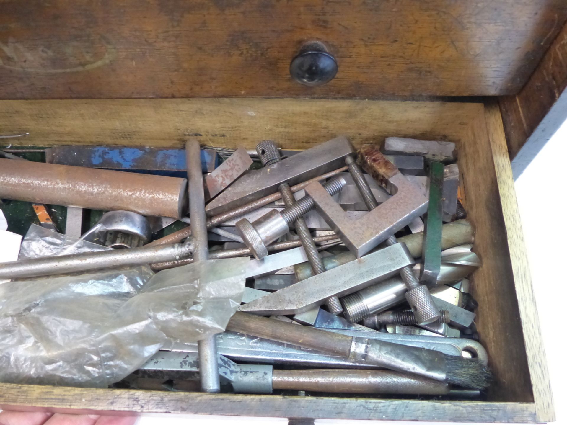 A VINTAGE WOODEN TOOL CHEST OF MULTIPLE DRAWERS, SOME CONTAINING MILLING AND OTHER TOOLS. - Image 4 of 6