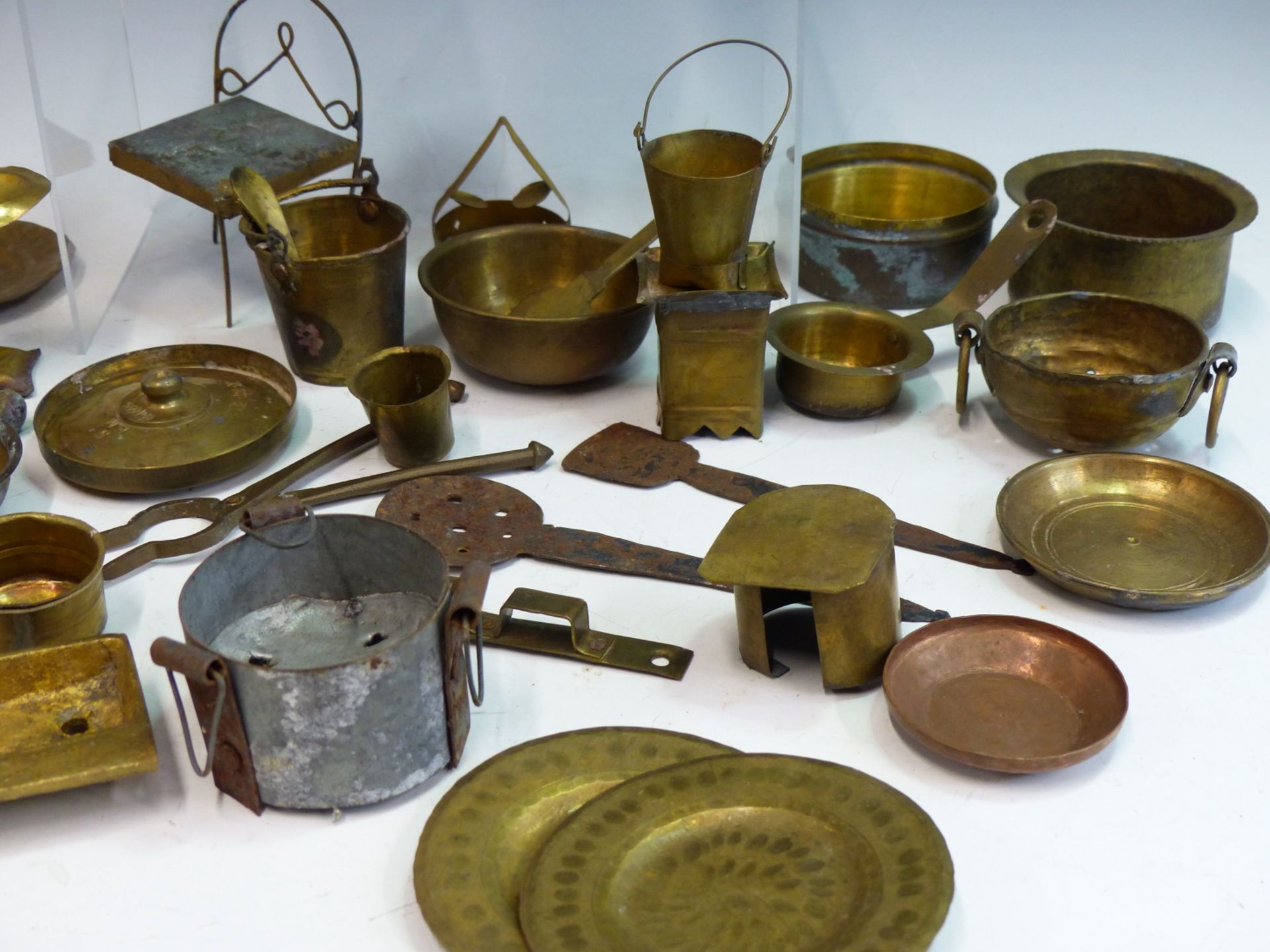 A GROUP OF BRASS VINTAGE INDIAN CHILDS OR DOLLS TOY COOKING UTENSILS AND POTS. - Image 3 of 4