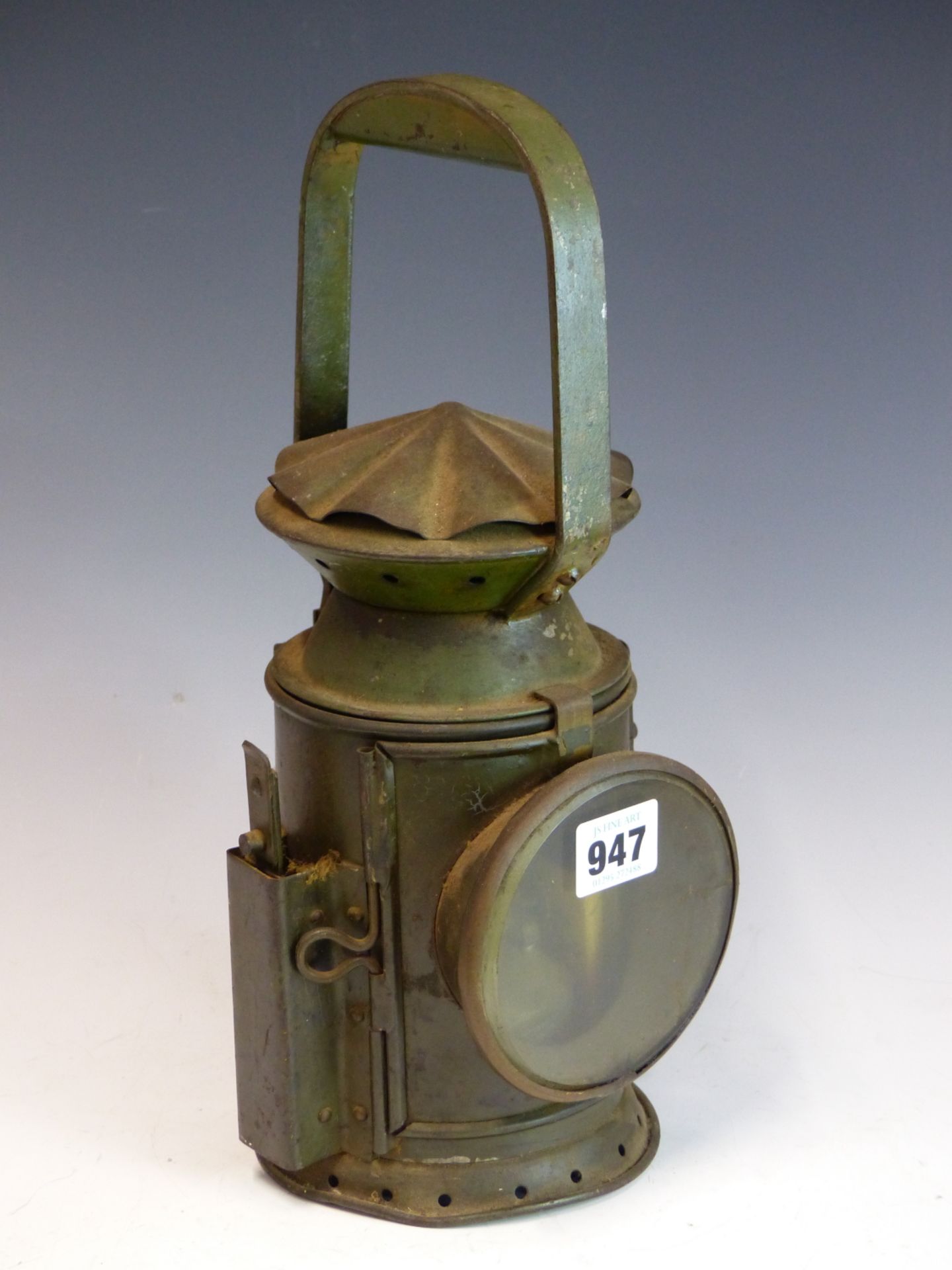 A 1955 MILITARY ISSUE HAND HELD RAILWAY LANTERN.