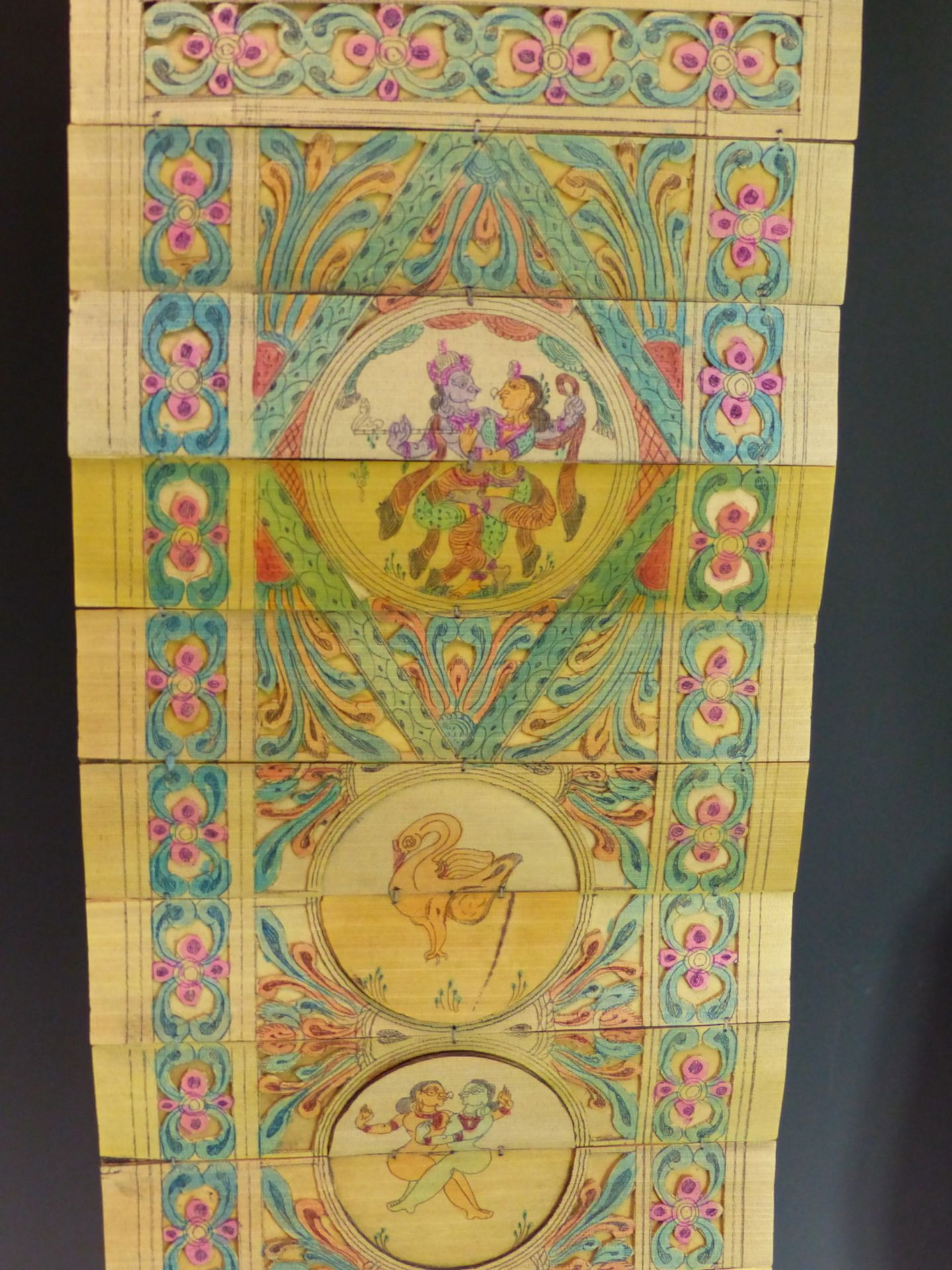 TWO VINTAGE INDIAN BAMBOO CONCERTINA FOLD SCROLL PANELS DECORATED WITH TRADITIONAL SCENES. - Image 2 of 5