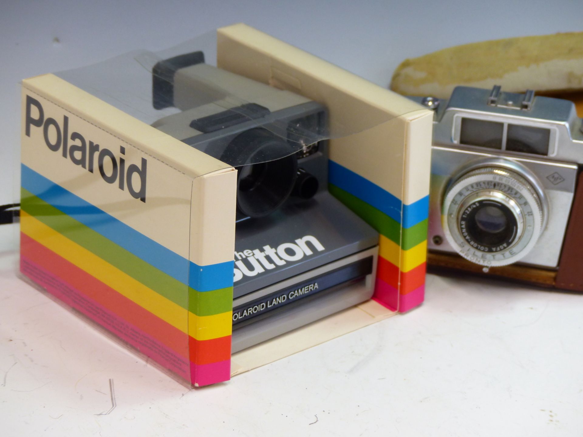 A POLAROID LAND CAMERA "THE BUTTON" IN ORIGINAL PACKAGING WITH MANUAL. TOGETHER WITH AN AGFA SILETTE - Bild 2 aus 3