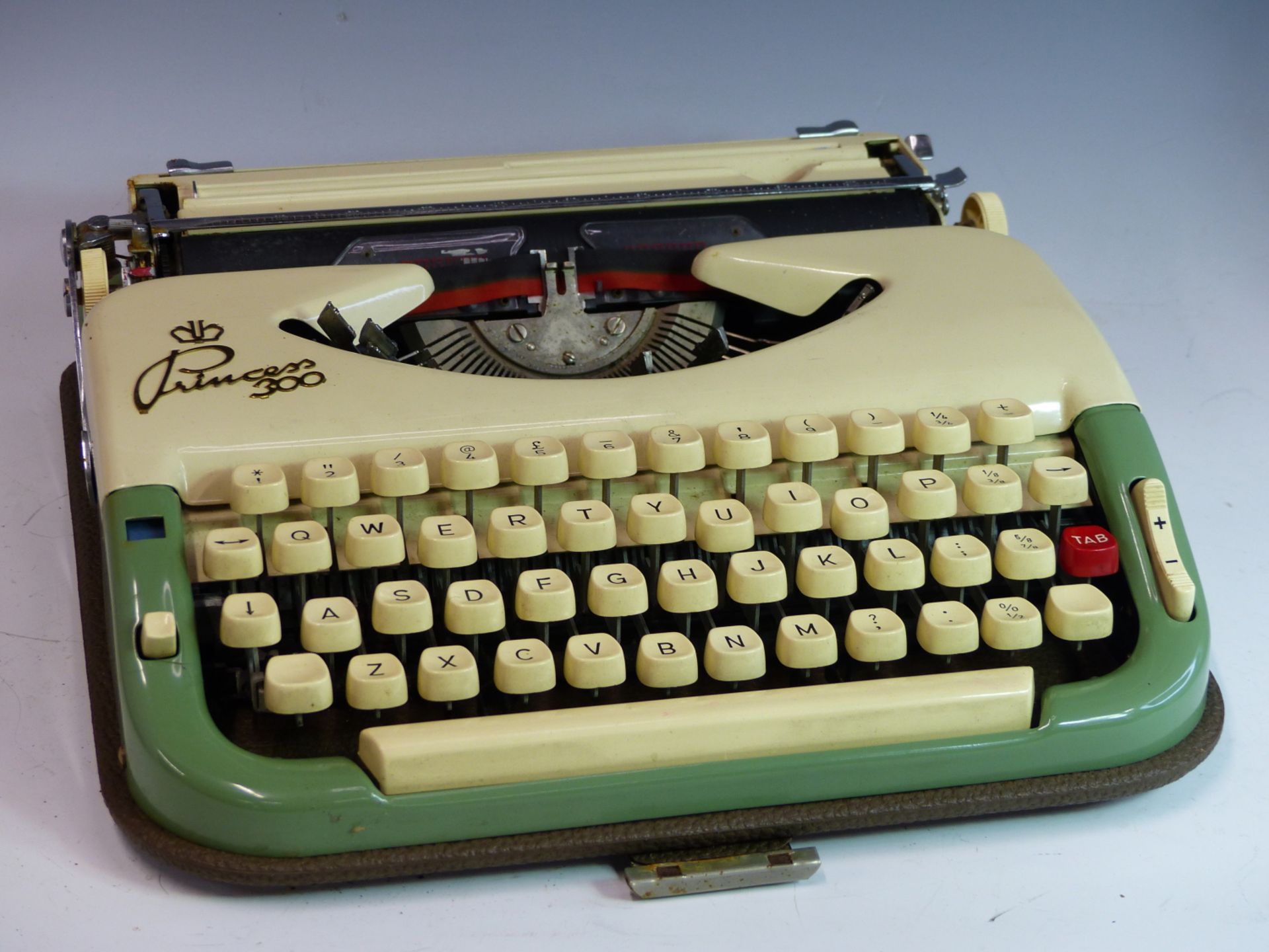 A VINTAGE PRICESS MODEL TYPEWRITER IN CASE.