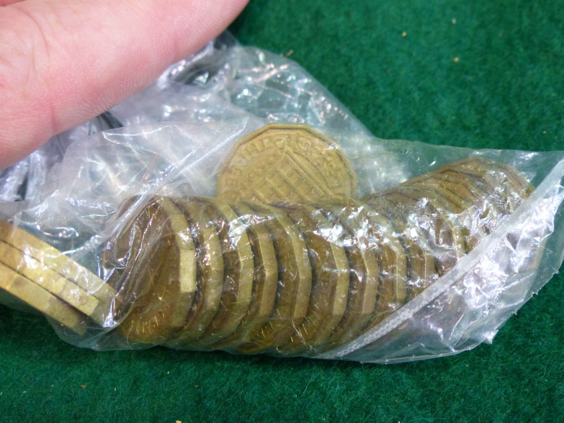 A COLLECTION OF FARTHINGS, BRASS THREEPENNY BITS AND VICTORIAN PENNIES - Image 2 of 4