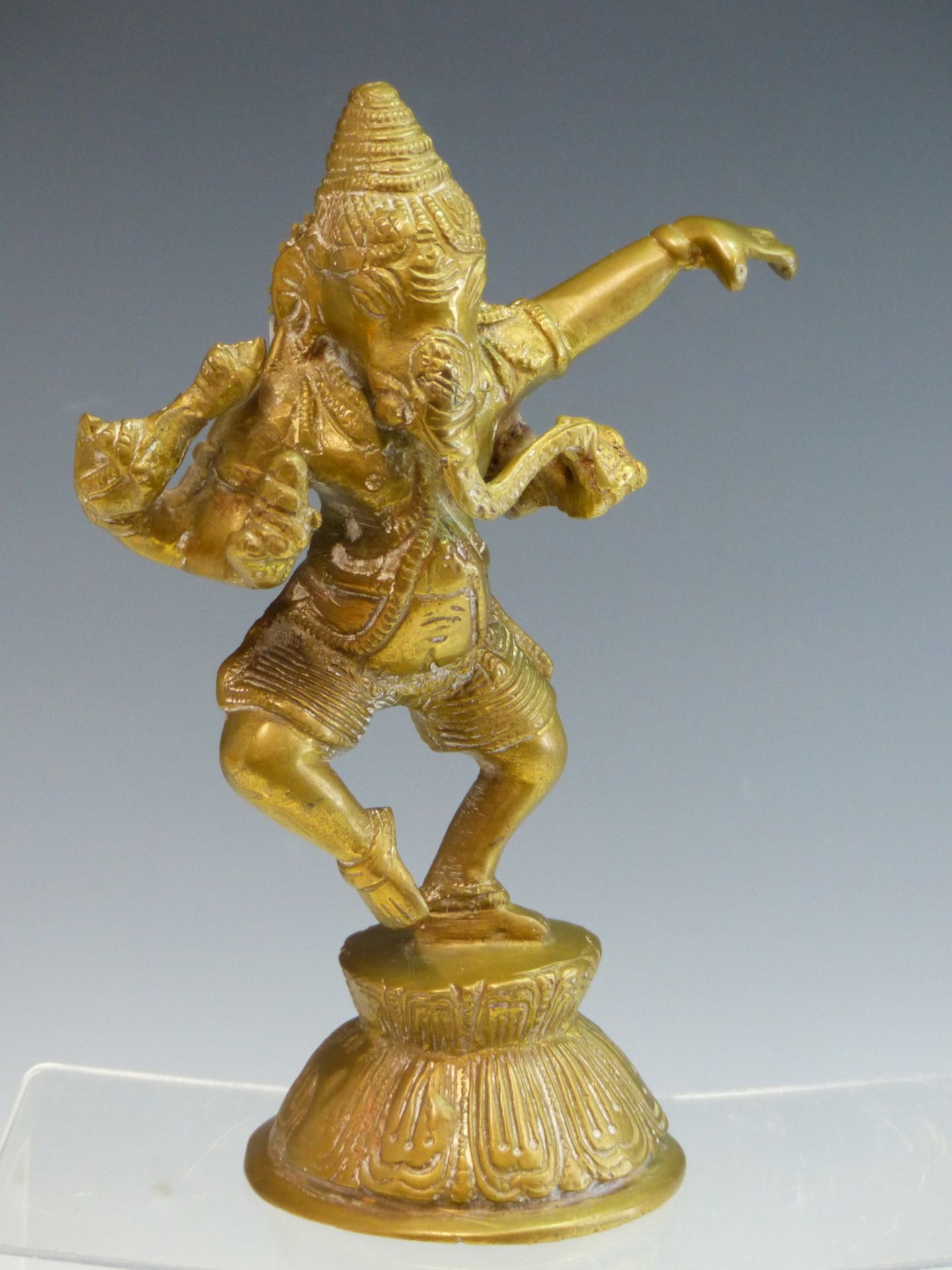 A CAST BRASS INDIAN FIGURE OF THE GOD GANESHA (20TH CENTURY) 21 cm HIGH. - Image 2 of 3