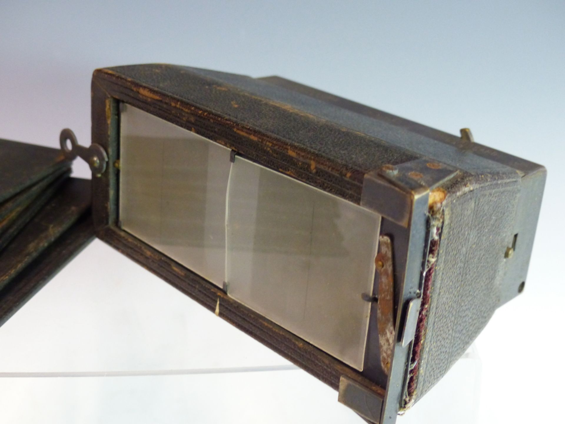 A RARE FRENCH GLYPHOSCOPE STEREOSCOPIC CAMERA BY JULES RICHARD, PARIS. IN ITS ORIGINAL POUCH WITH - Image 4 of 4