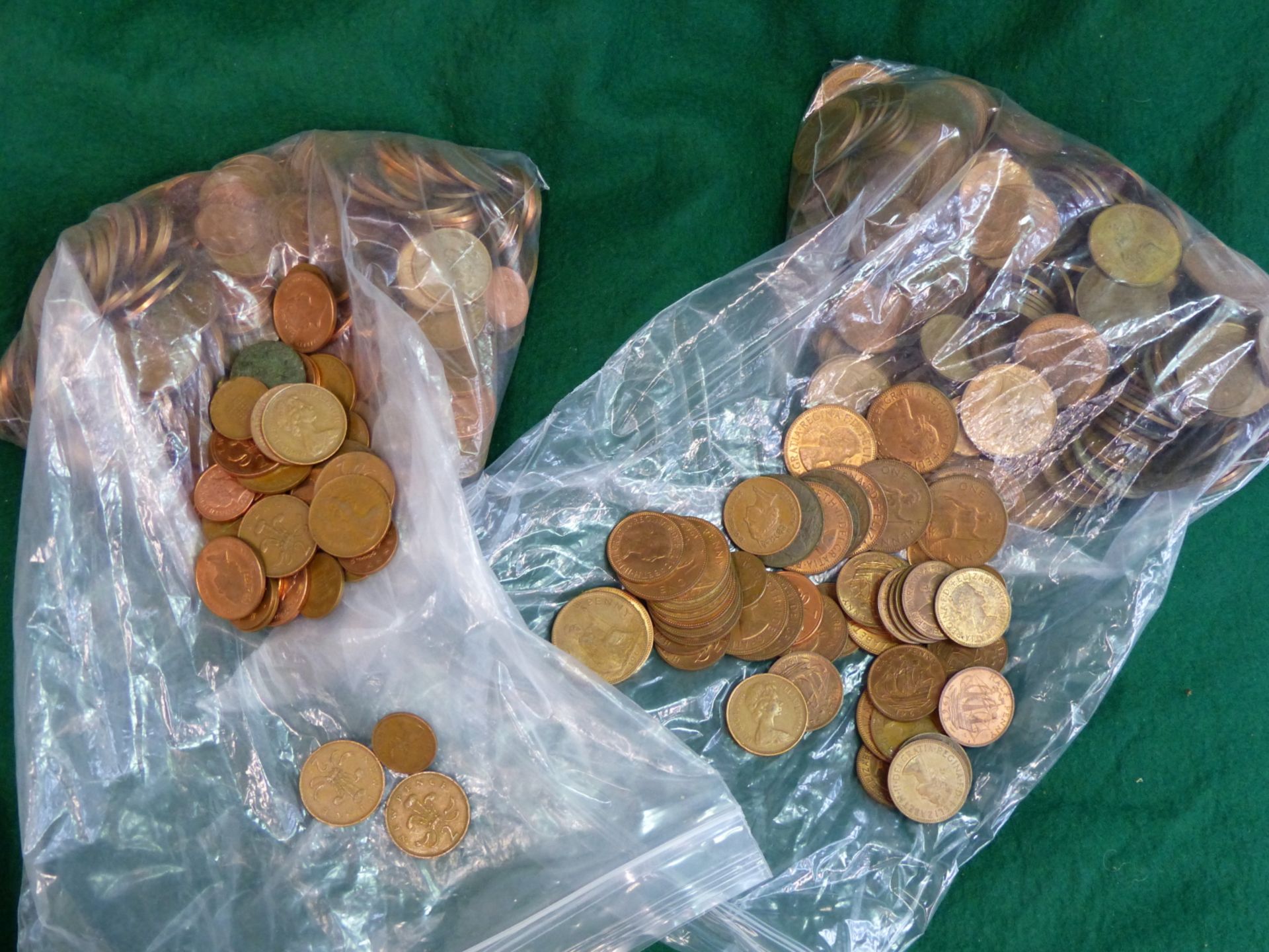 A COLLECTION OF ELIZABETH II COPPER HALFPENNIES AND PENNIES