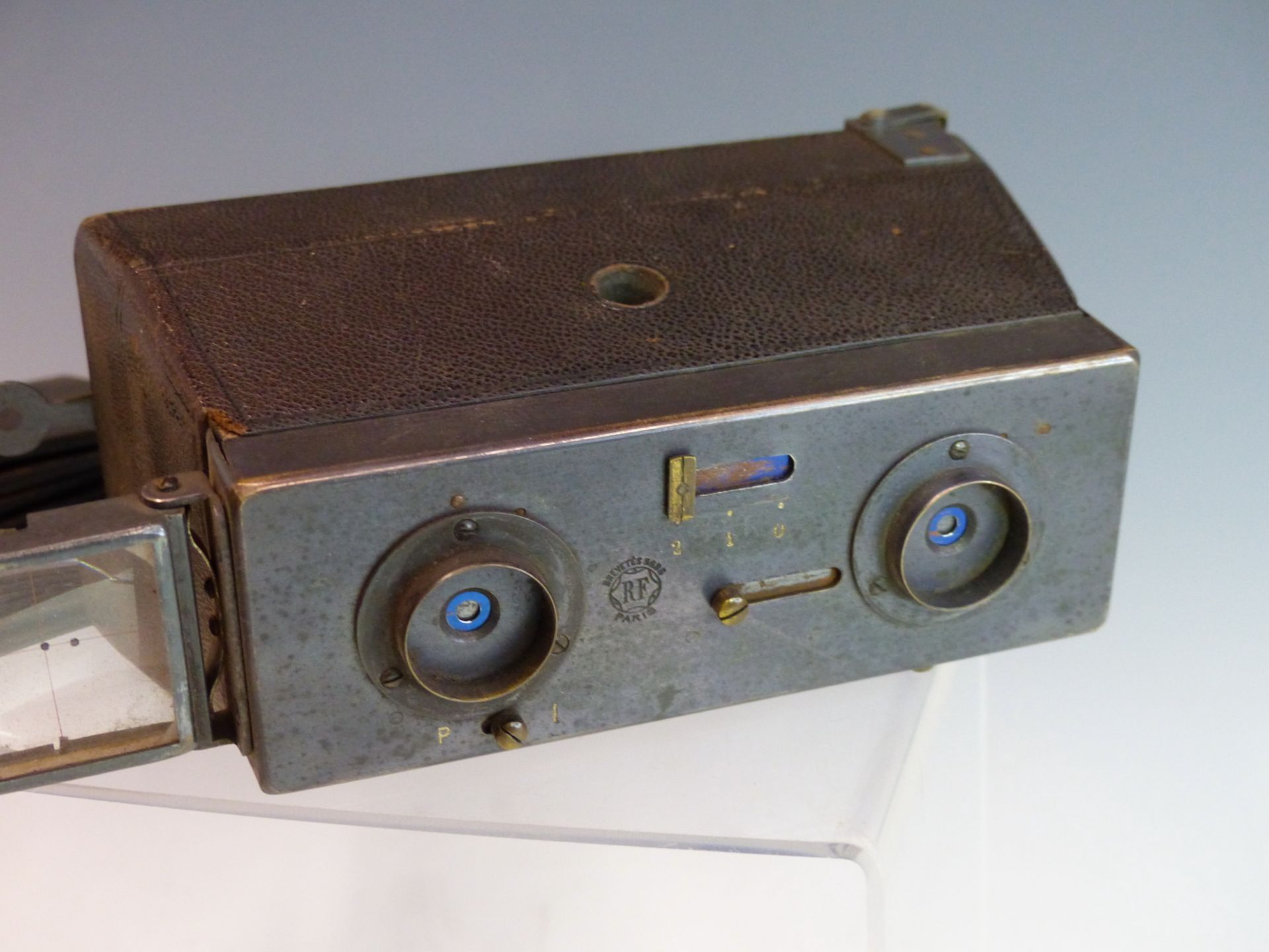 A RARE FRENCH GLYPHOSCOPE STEREOSCOPIC CAMERA BY JULES RICHARD, PARIS. IN ITS ORIGINAL POUCH WITH - Image 2 of 4