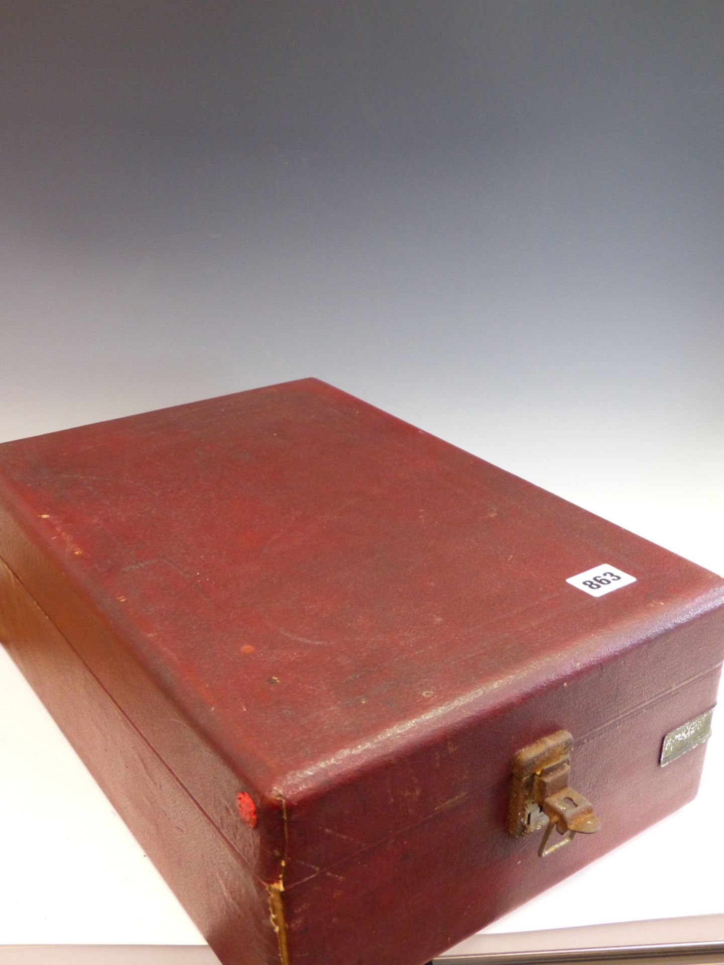 A VINTAGE HMV (HIS MASTERS VOICE) PORTABLE GRAMOPHONE IN RARE RED LETHERETTE COVERED OUTER. - Bild 5 aus 6