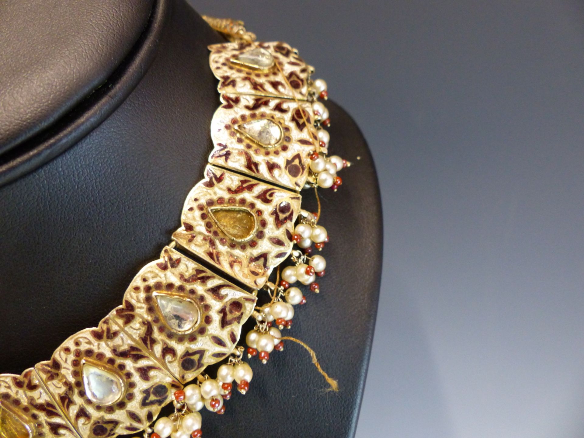 A GOOD QUALITY VINTAGE INDIAN CHOKER NECKLACE OF GRADUATED SILVER GILT AND ENAMEL PANELS EACH WITH - Image 4 of 8