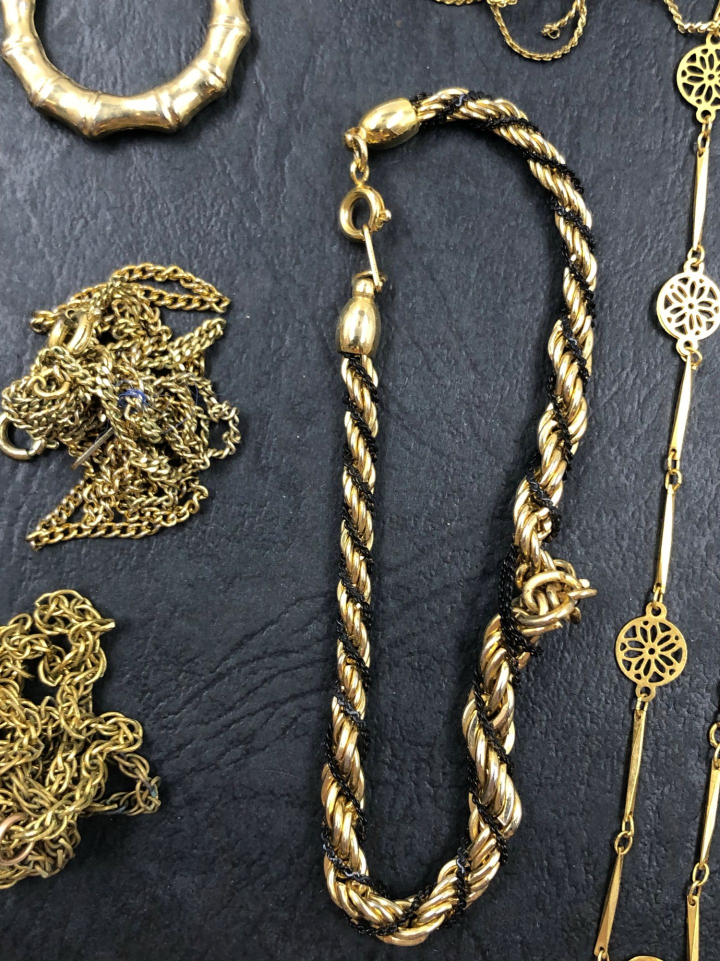 A QUANTITY OF PREDOMINATELY GOLD PLATED VINTAGE COSTUME JEWELLERY. - Image 3 of 5