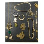 A QUANTITY OF PREDOMINATELY GOLD PLATED VINTAGE COSTUME JEWELLERY.