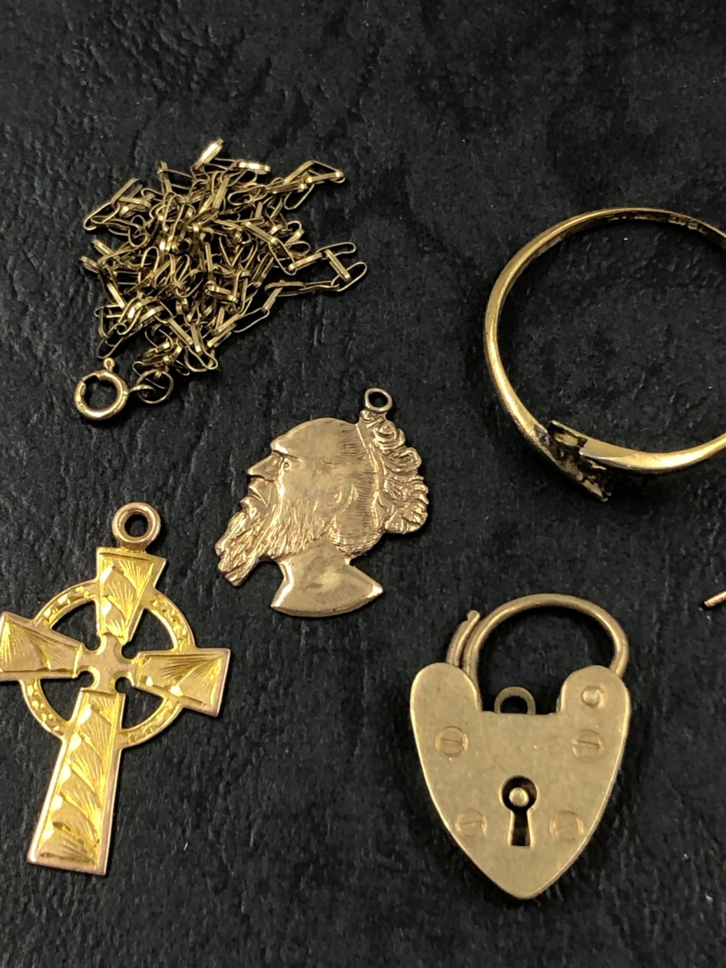 A QUANTITY OF 9ct and 18ct GOLD JEWELLERY TO INCLUDE A PADLOCK CLASP, CROSS, EARRINGS ETC, A MIXTURE - Image 2 of 2