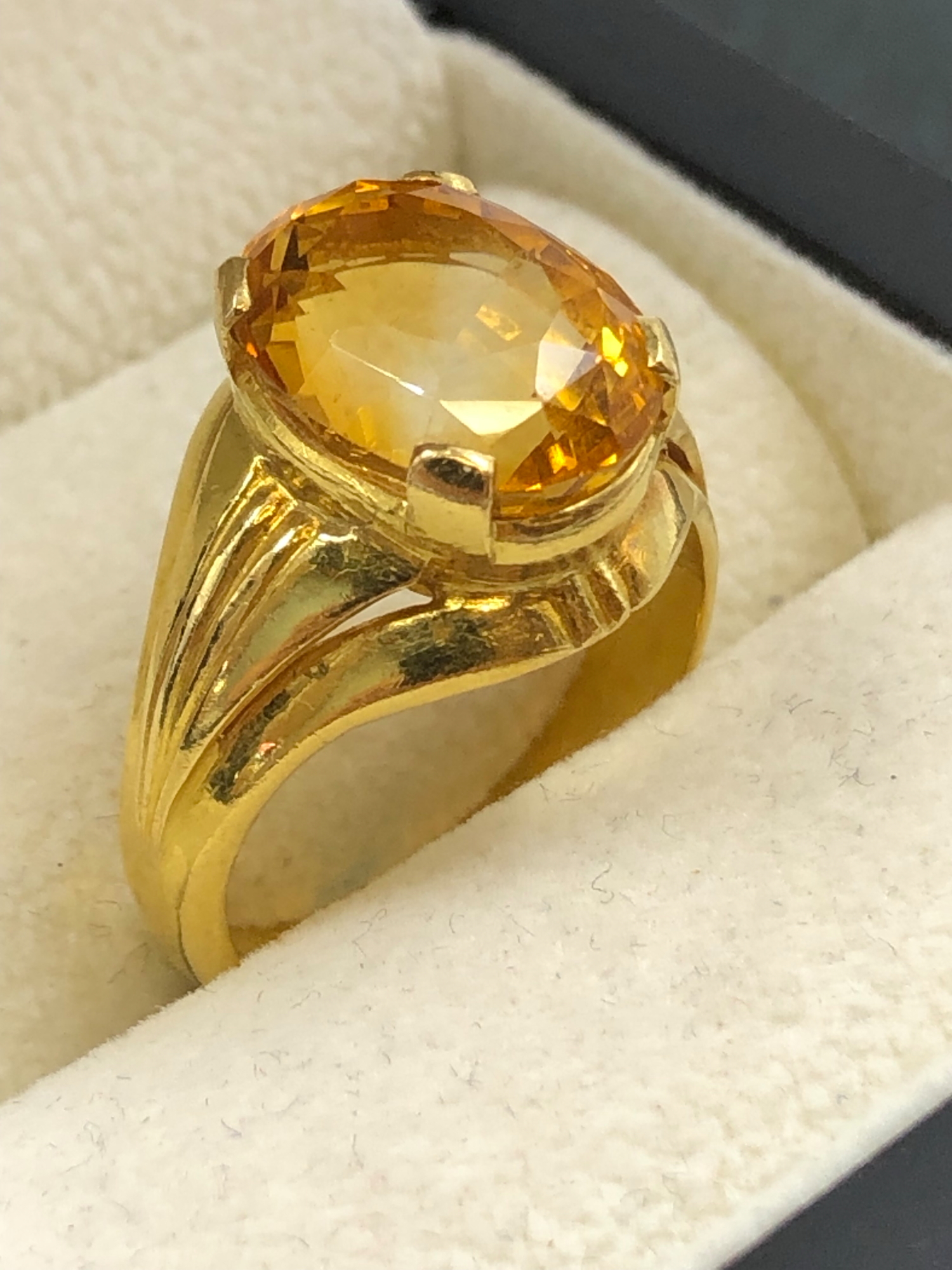 A FINE CITRINE SINGLE STONE RING. THE OVAL CUT STONE IN A RAISED FOUR CLAW SETTING. NO ASSAY - Image 4 of 4
