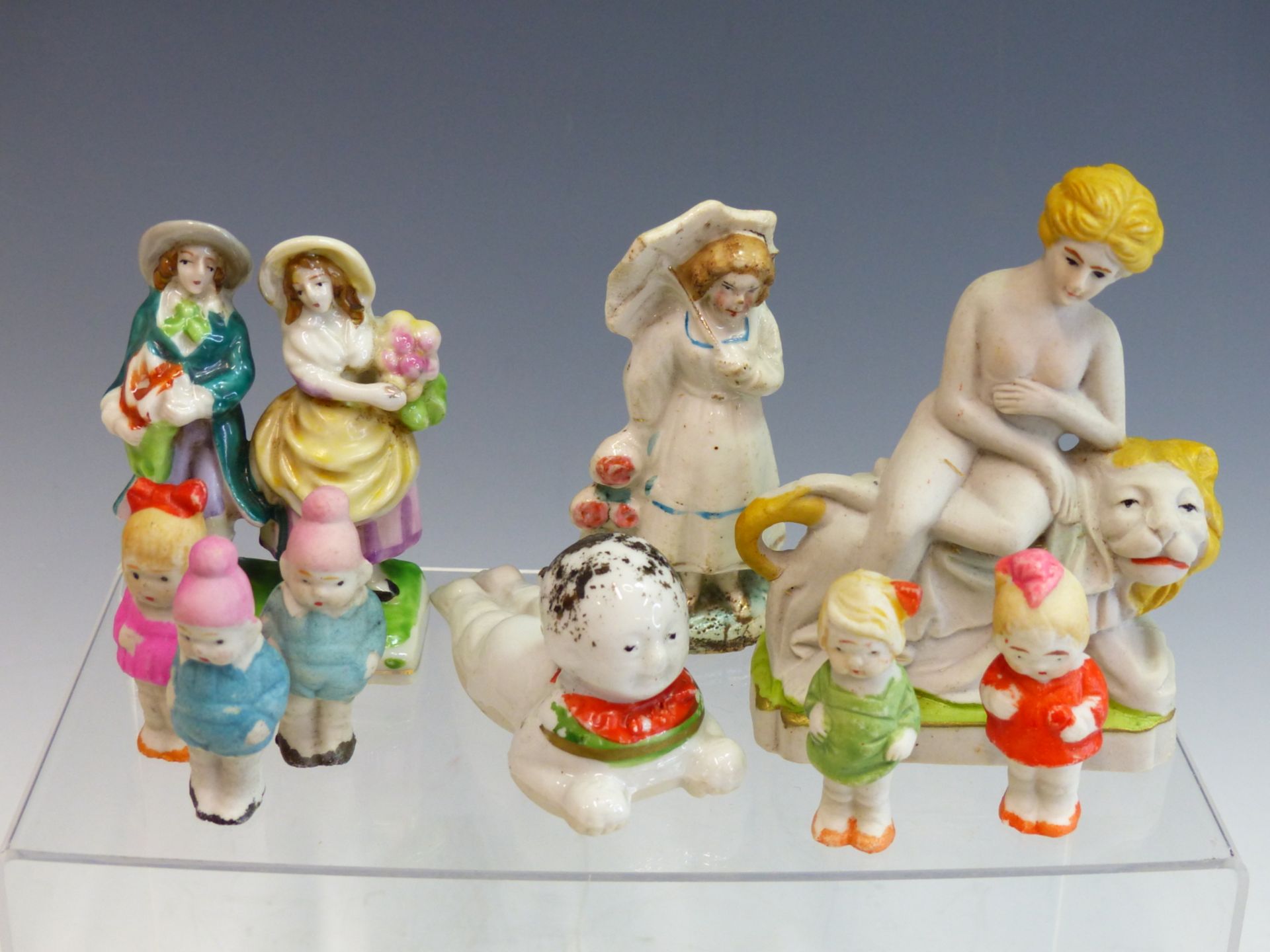 A GROUP OF VINTAGE BISQUE AND OTHER PORCELAIN FIGURES TO INCLUDE JOINTED FIGURES, ANIMALS AND - Image 7 of 8