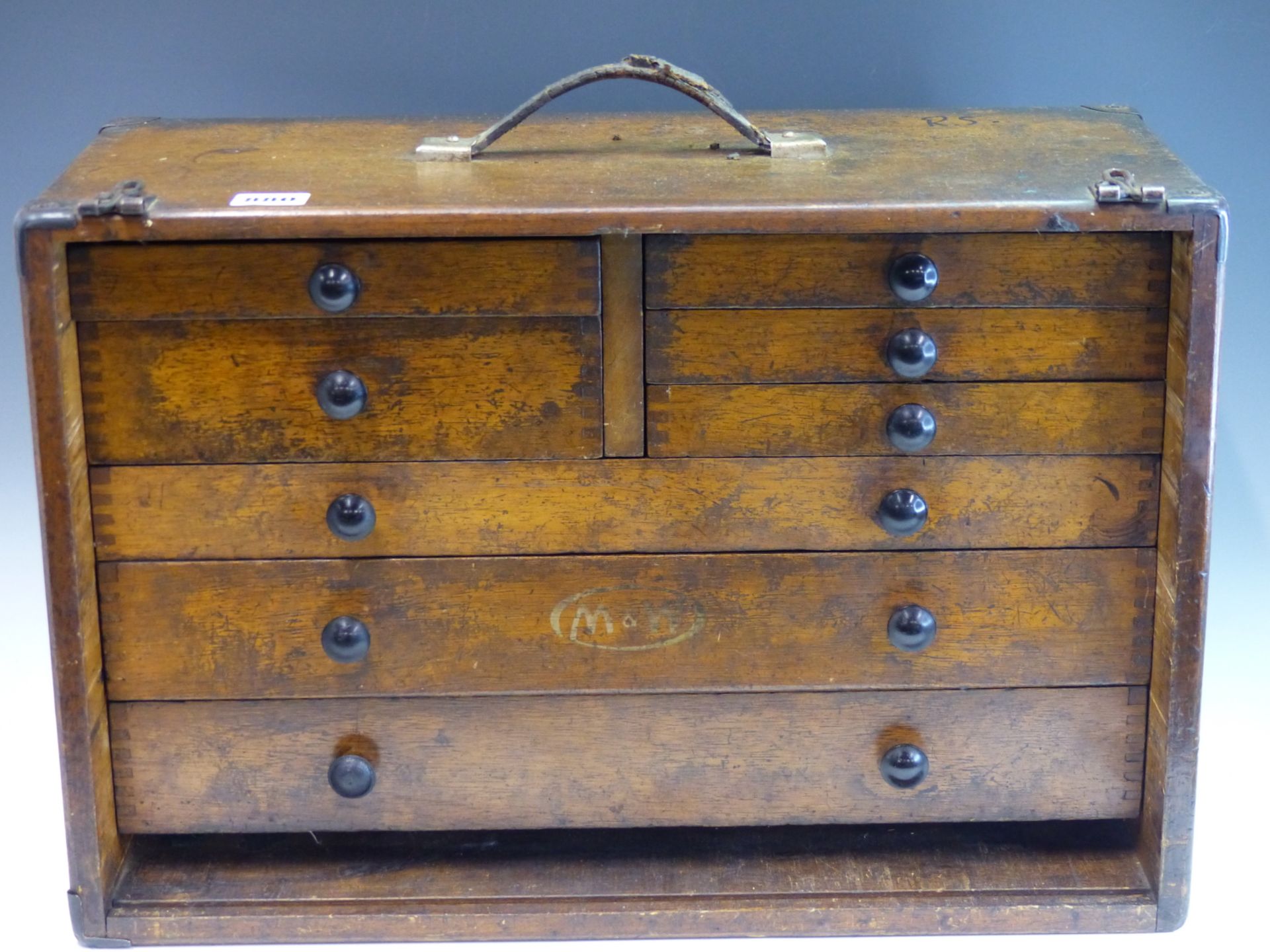 A VINTAGE WOODEN TOOL CHEST OF MULTIPLE DRAWERS, SOME CONTAINING MILLING AND OTHER TOOLS.