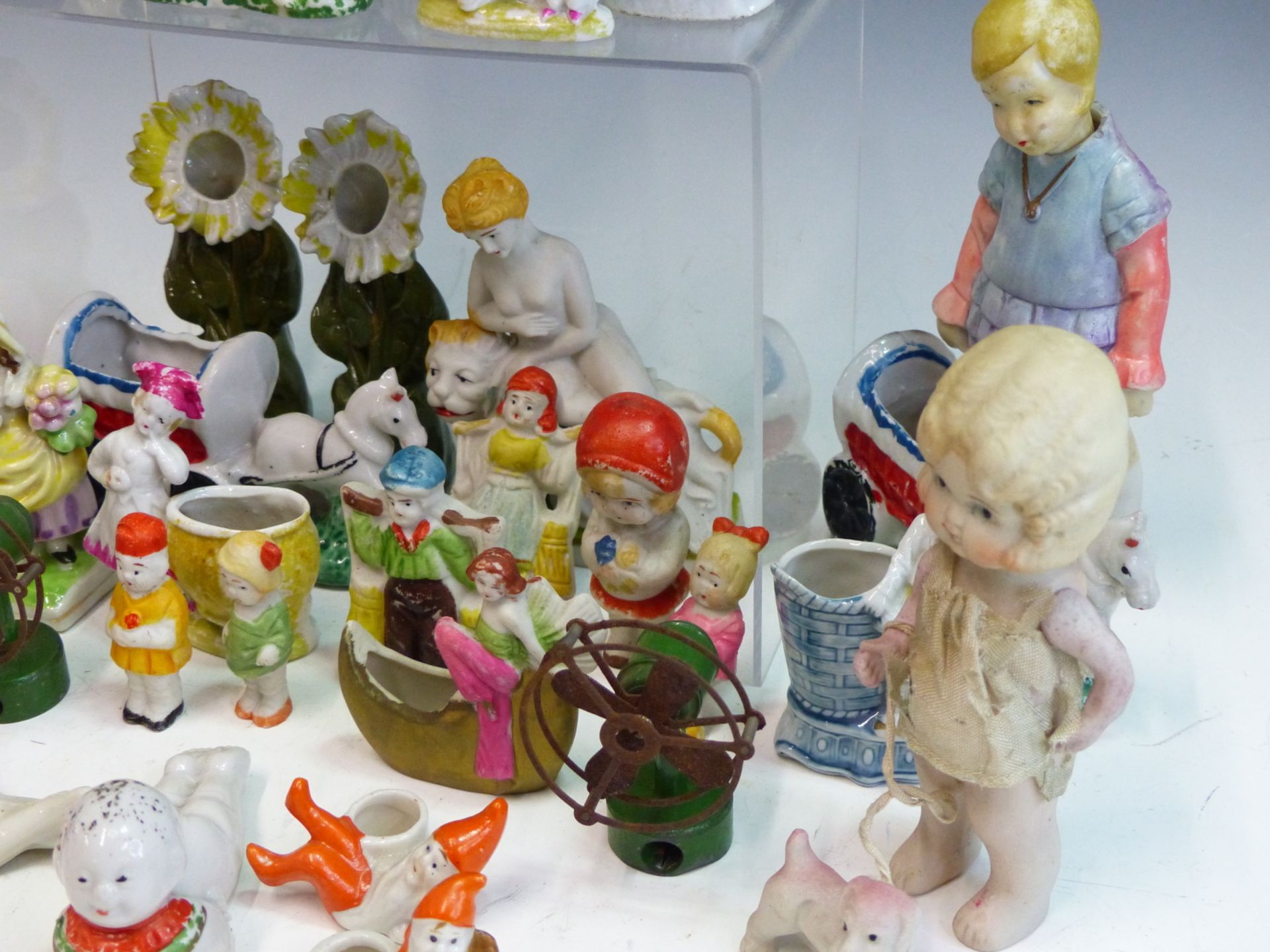 A GROUP OF VINTAGE BISQUE AND OTHER PORCELAIN FIGURES TO INCLUDE JOINTED FIGURES, ANIMALS AND - Image 2 of 8