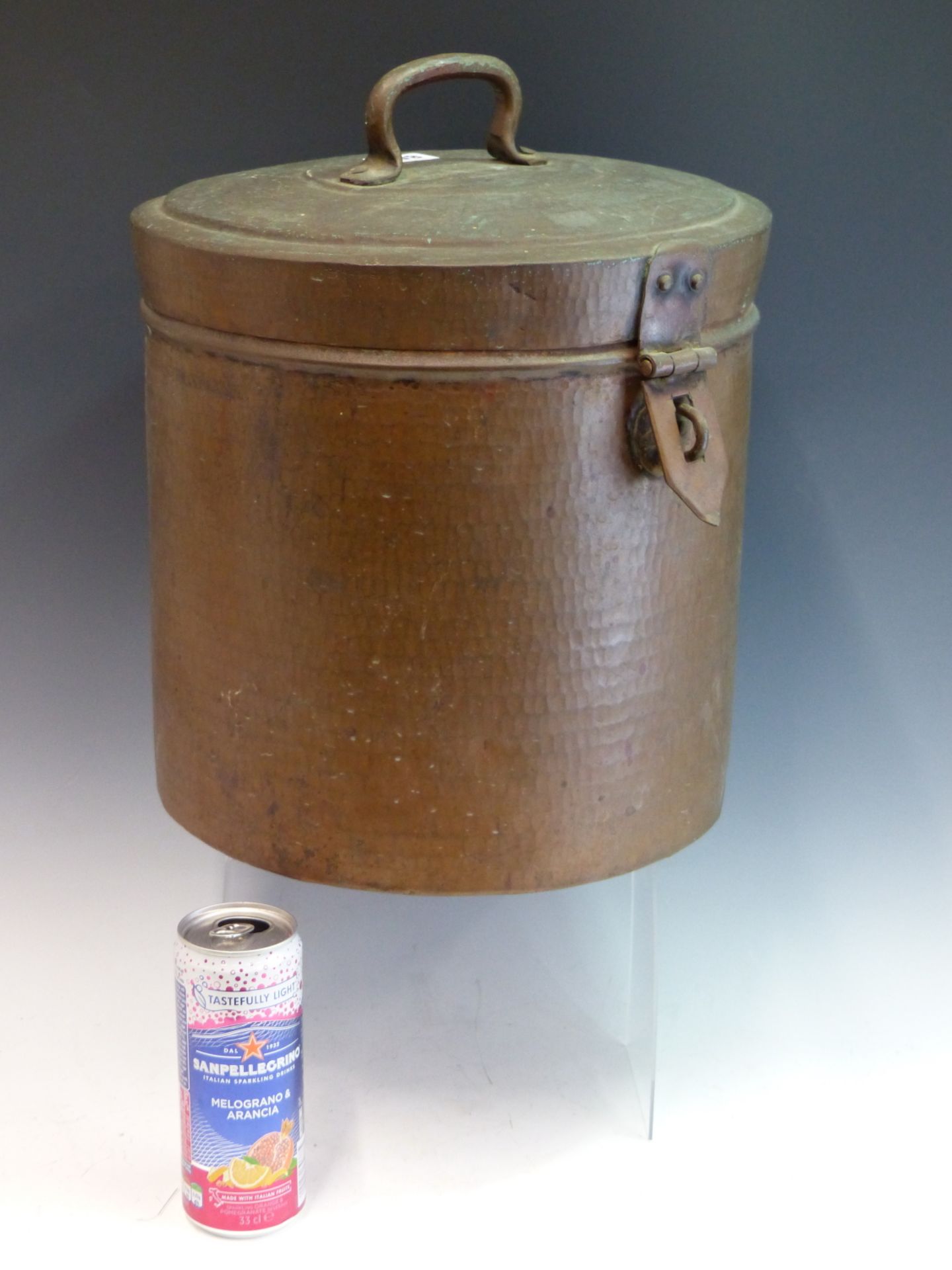 FIVE LARGE INDIAN COPPER AND BRASS FOOD VESSELS INCLUDING ONE WITH HINGED LID. - Image 2 of 5