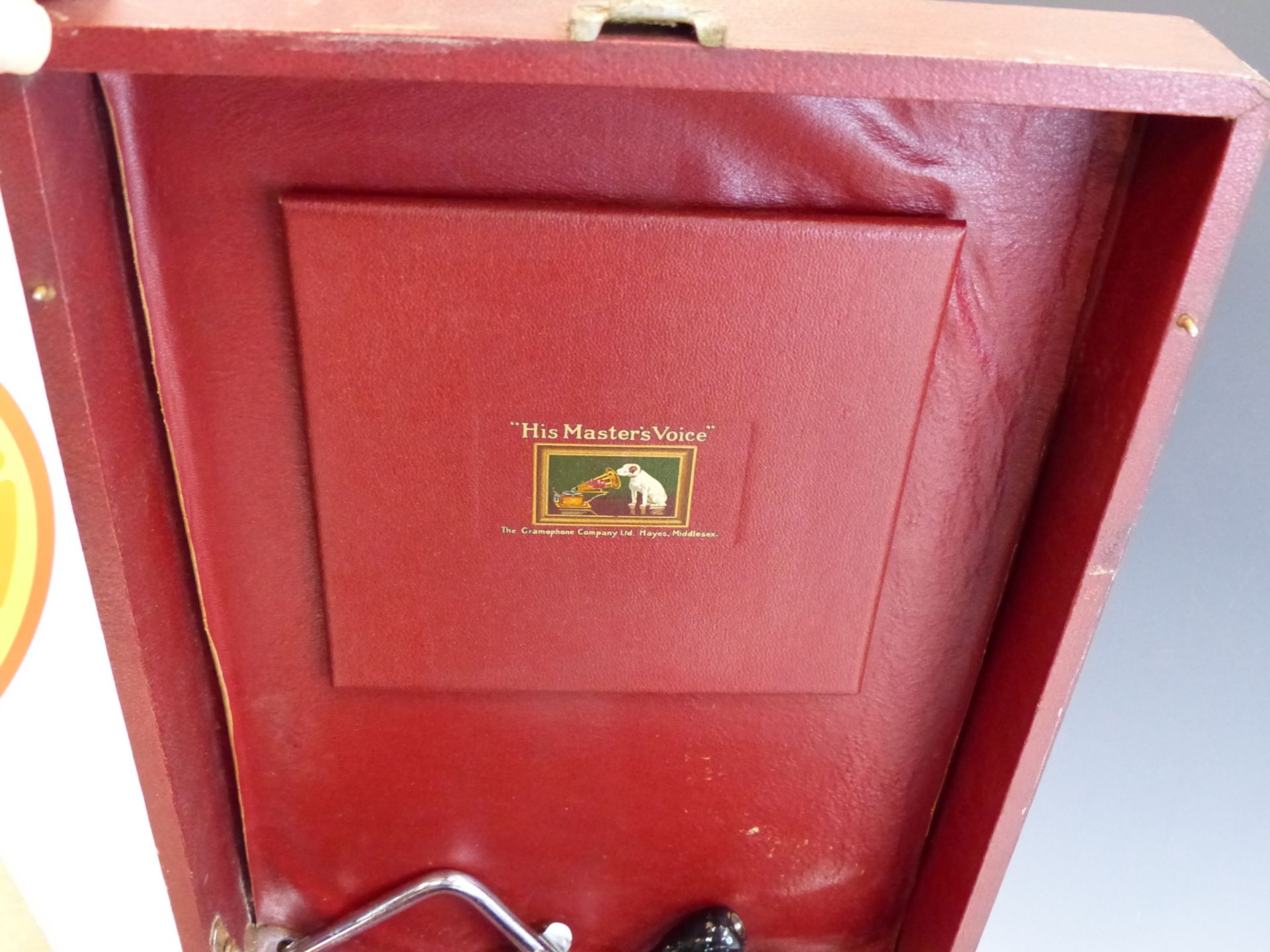 A VINTAGE HMV (HIS MASTERS VOICE) PORTABLE GRAMOPHONE IN RARE RED LETHERETTE COVERED OUTER. - Image 4 of 6