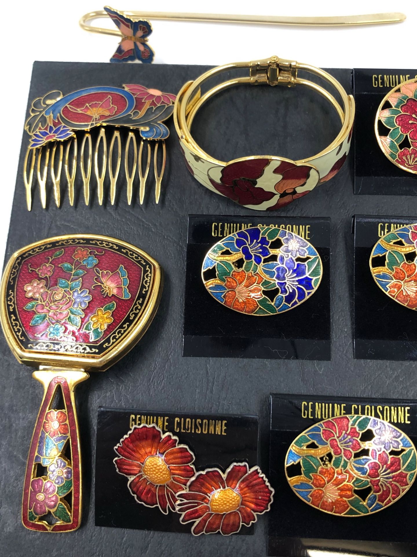 A COLLECTION OF NEW OLD STOCK VARIOUS CLOISONNE JEWELLERY TO INCLUDE BROOCHES, EARRINGS, HAIR COMBS, - Image 2 of 5