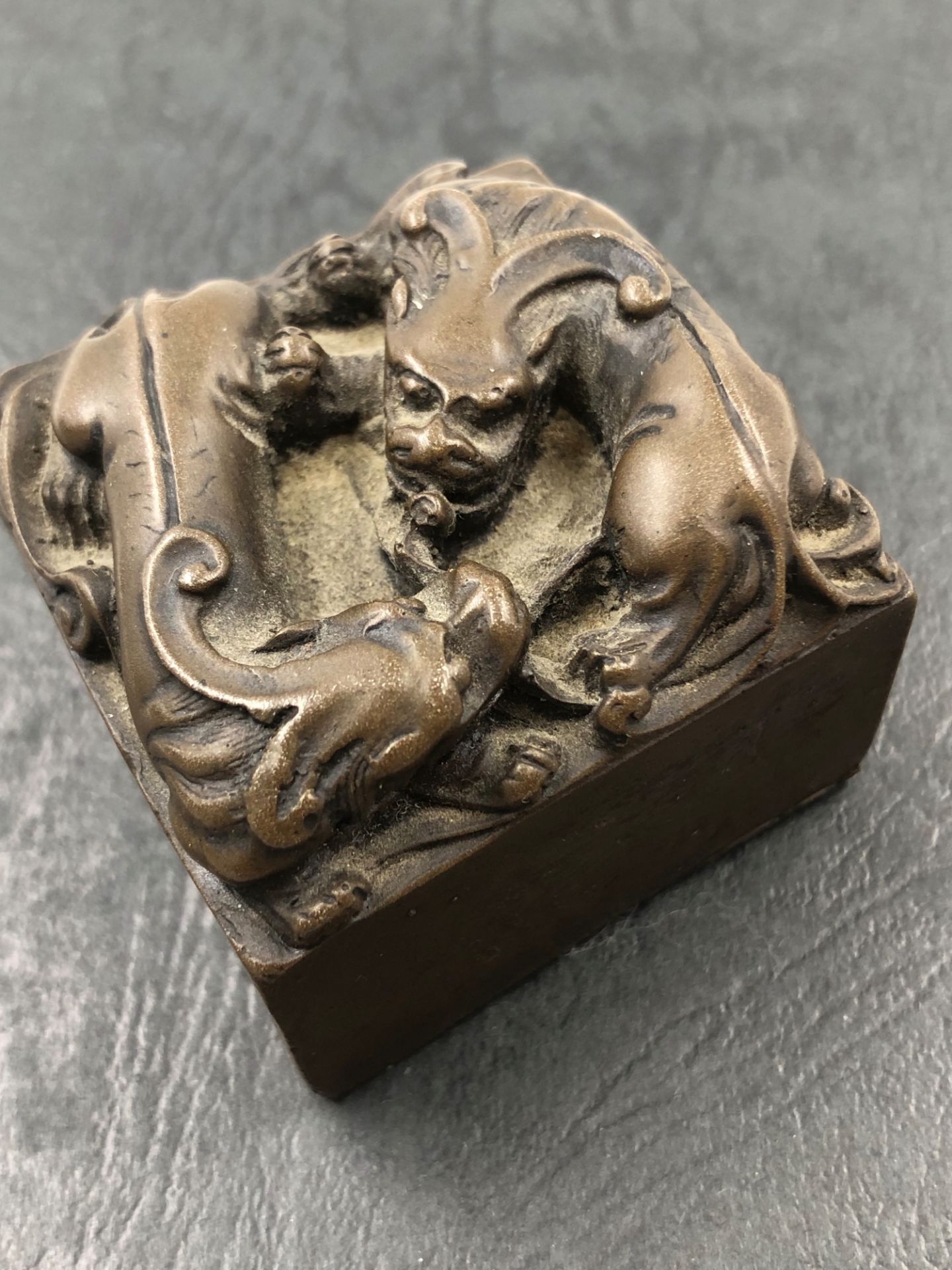 A CHINESE EASTERN SEAL BLOCK DECORATED WITH DOGS OF FO.