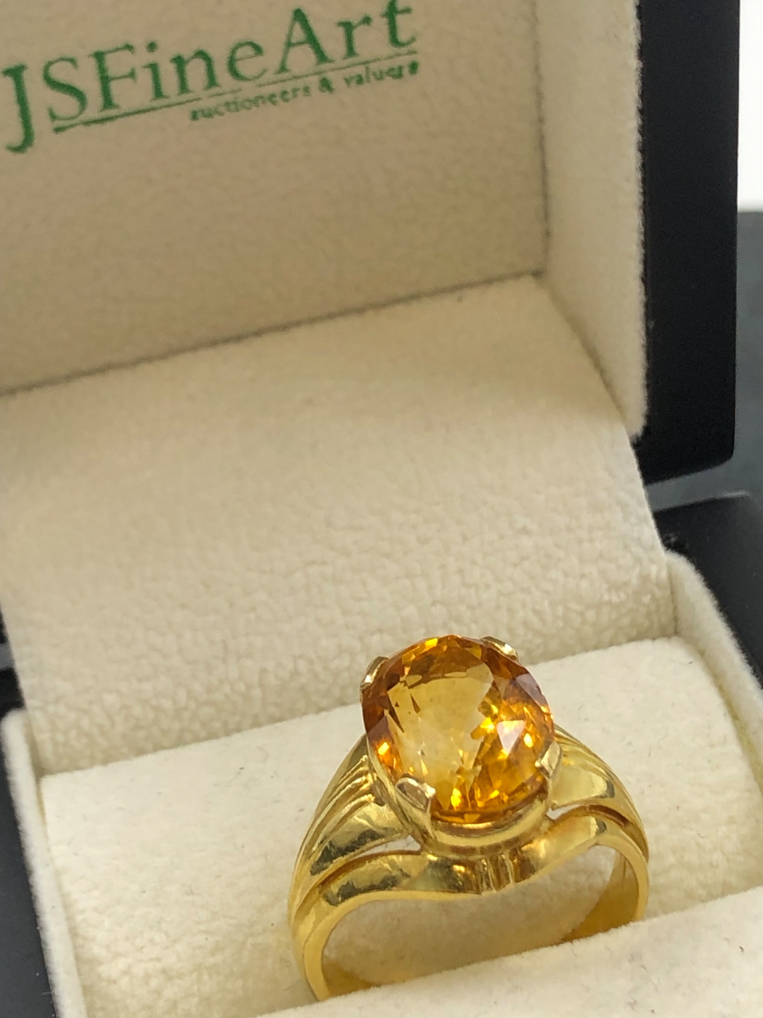 A FINE CITRINE SINGLE STONE RING. THE OVAL CUT STONE IN A RAISED FOUR CLAW SETTING. NO ASSAY - Image 2 of 4