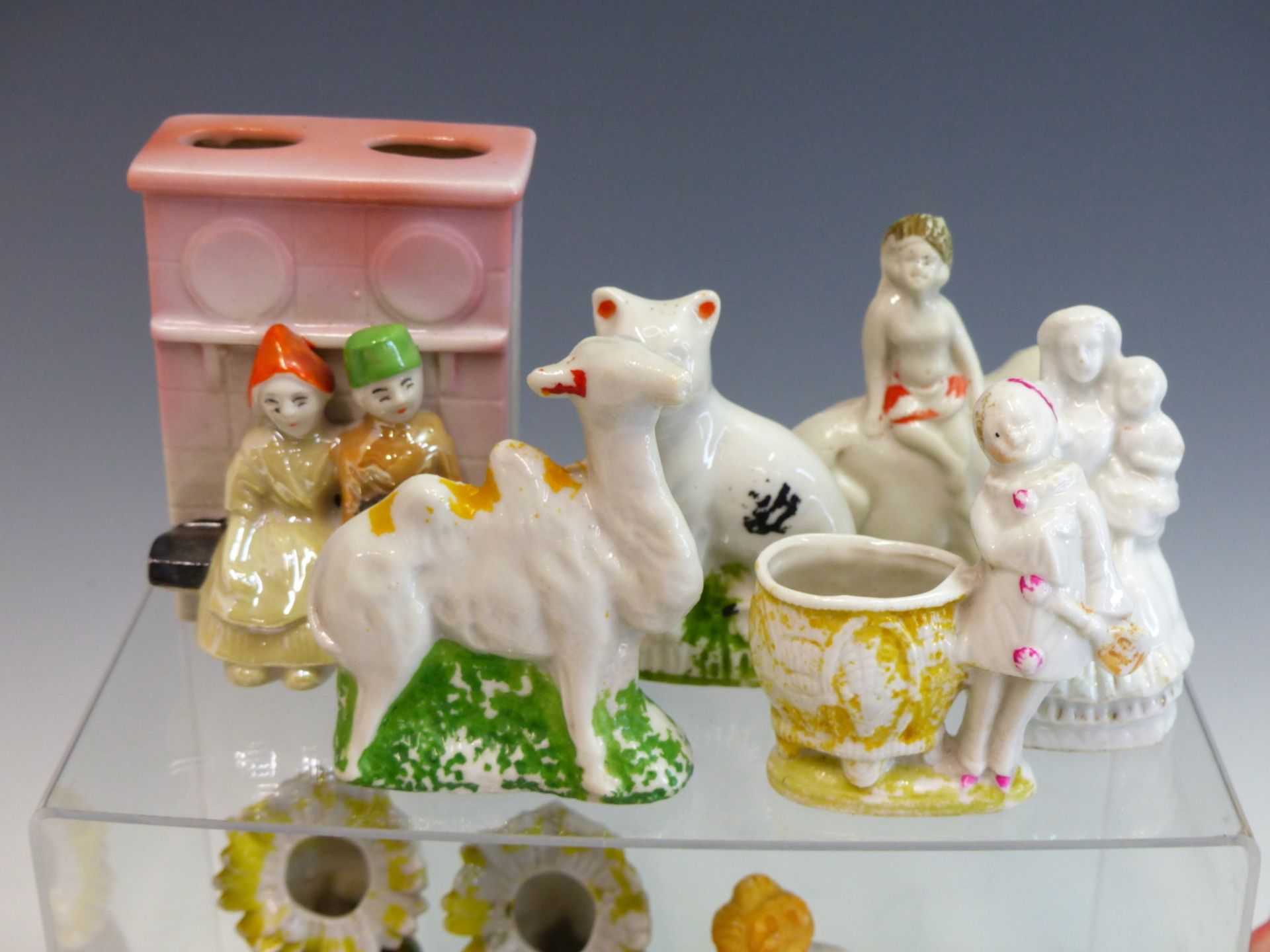 A GROUP OF VINTAGE BISQUE AND OTHER PORCELAIN FIGURES TO INCLUDE JOINTED FIGURES, ANIMALS AND - Image 5 of 8