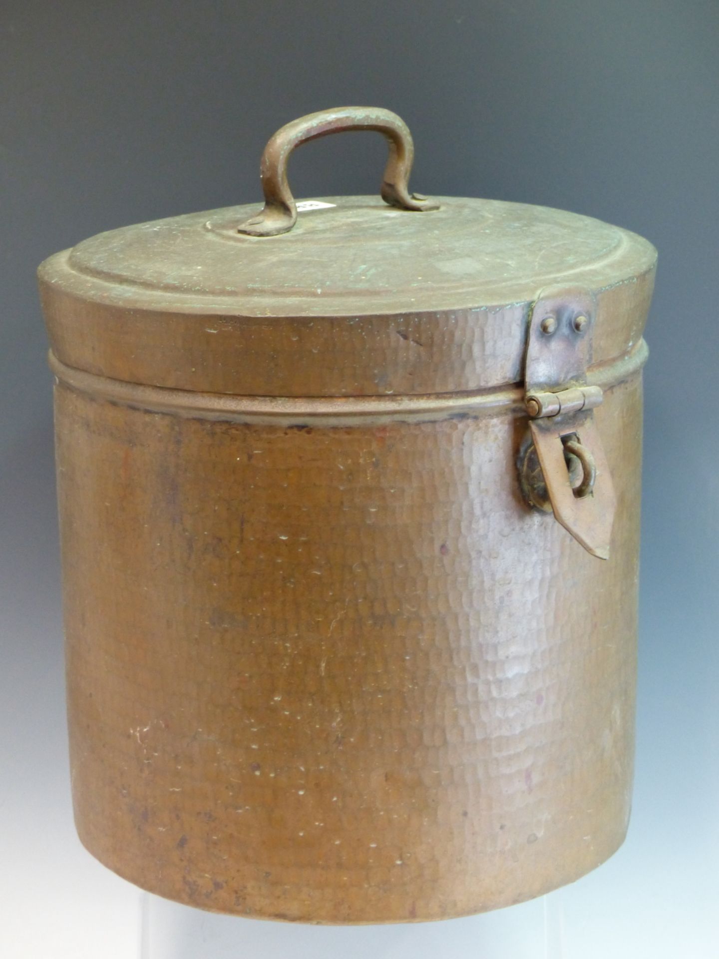 FIVE LARGE INDIAN COPPER AND BRASS FOOD VESSELS INCLUDING ONE WITH HINGED LID.