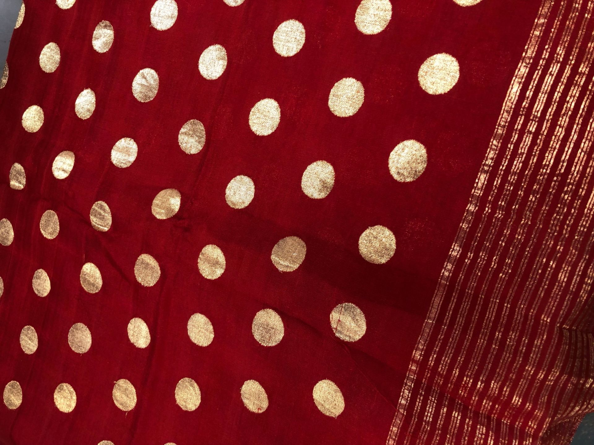 A FINE INDIAN WEDDING SARI, DETAIL EMBROIDERED IN GOLD THREAD - Image 2 of 4