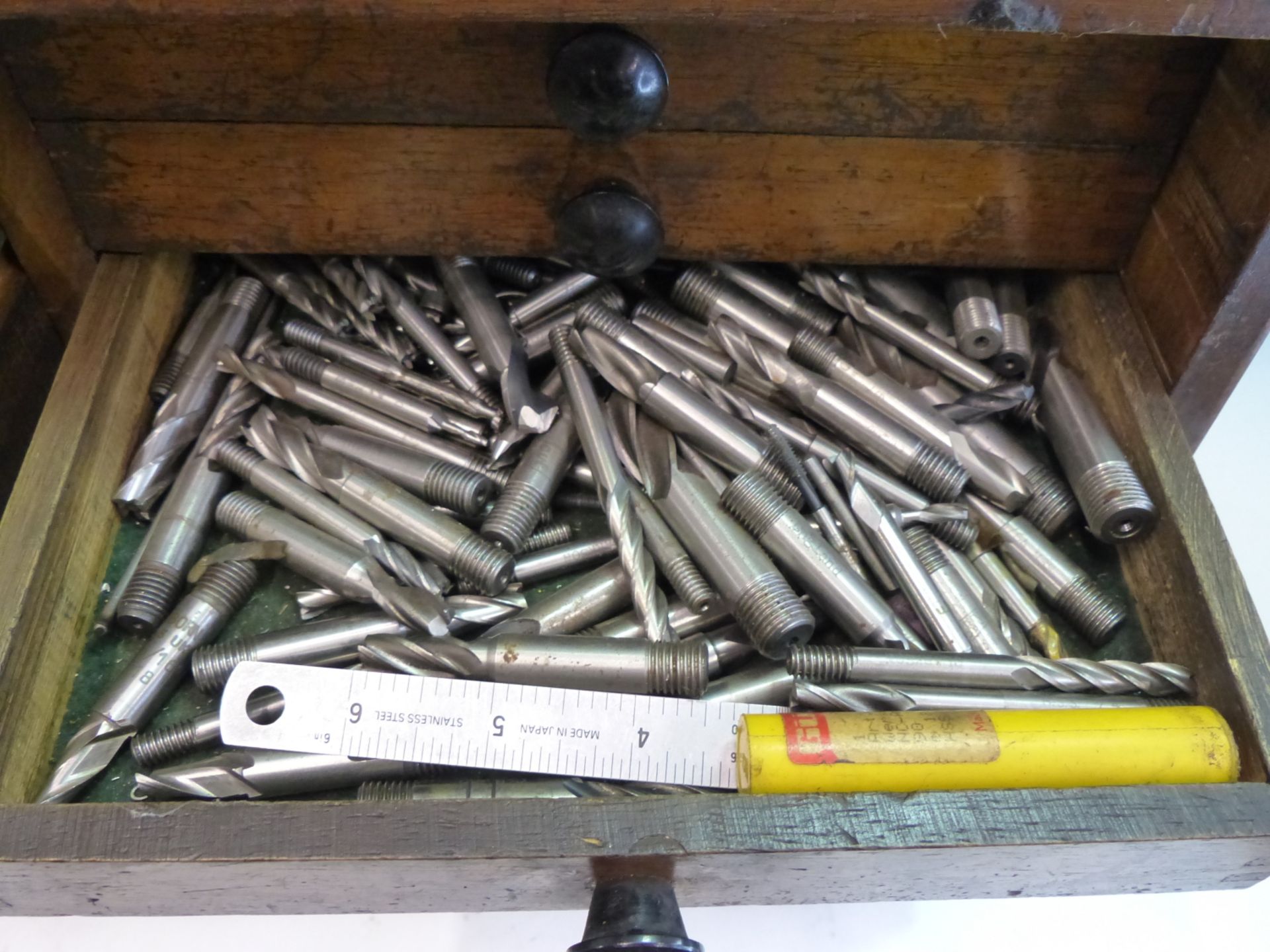 A VINTAGE WOODEN TOOL CHEST OF MULTIPLE DRAWERS, SOME CONTAINING MILLING AND OTHER TOOLS. - Image 3 of 6