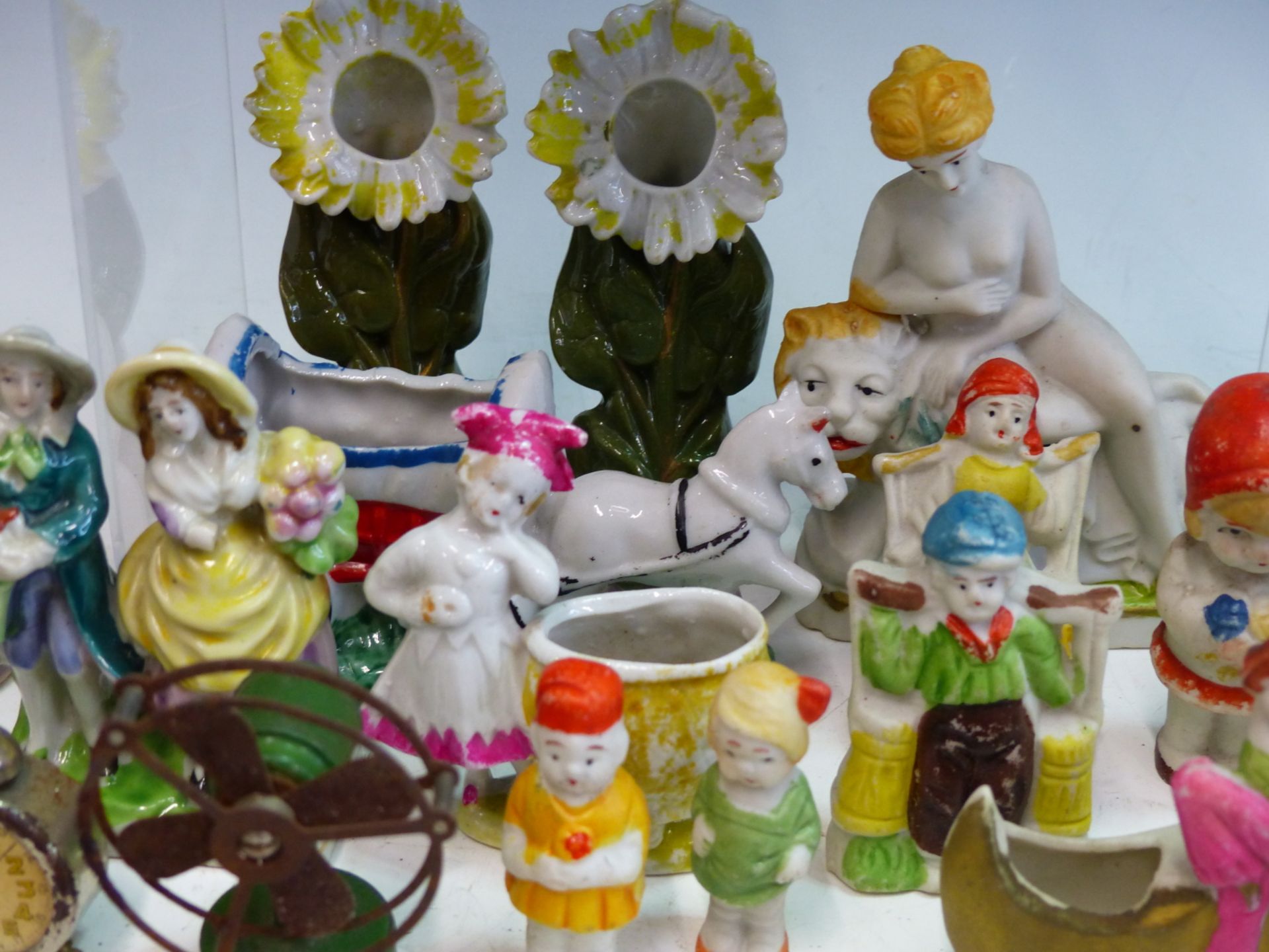 A GROUP OF VINTAGE BISQUE AND OTHER PORCELAIN FIGURES TO INCLUDE JOINTED FIGURES, ANIMALS AND - Image 3 of 8