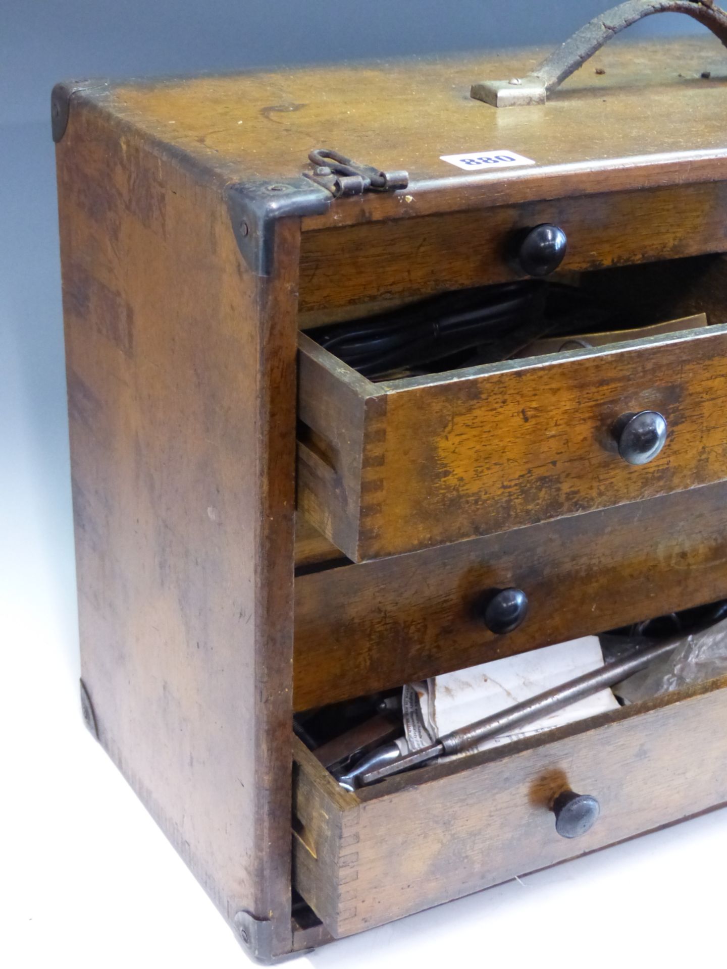 A VINTAGE WOODEN TOOL CHEST OF MULTIPLE DRAWERS, SOME CONTAINING MILLING AND OTHER TOOLS. - Image 2 of 6