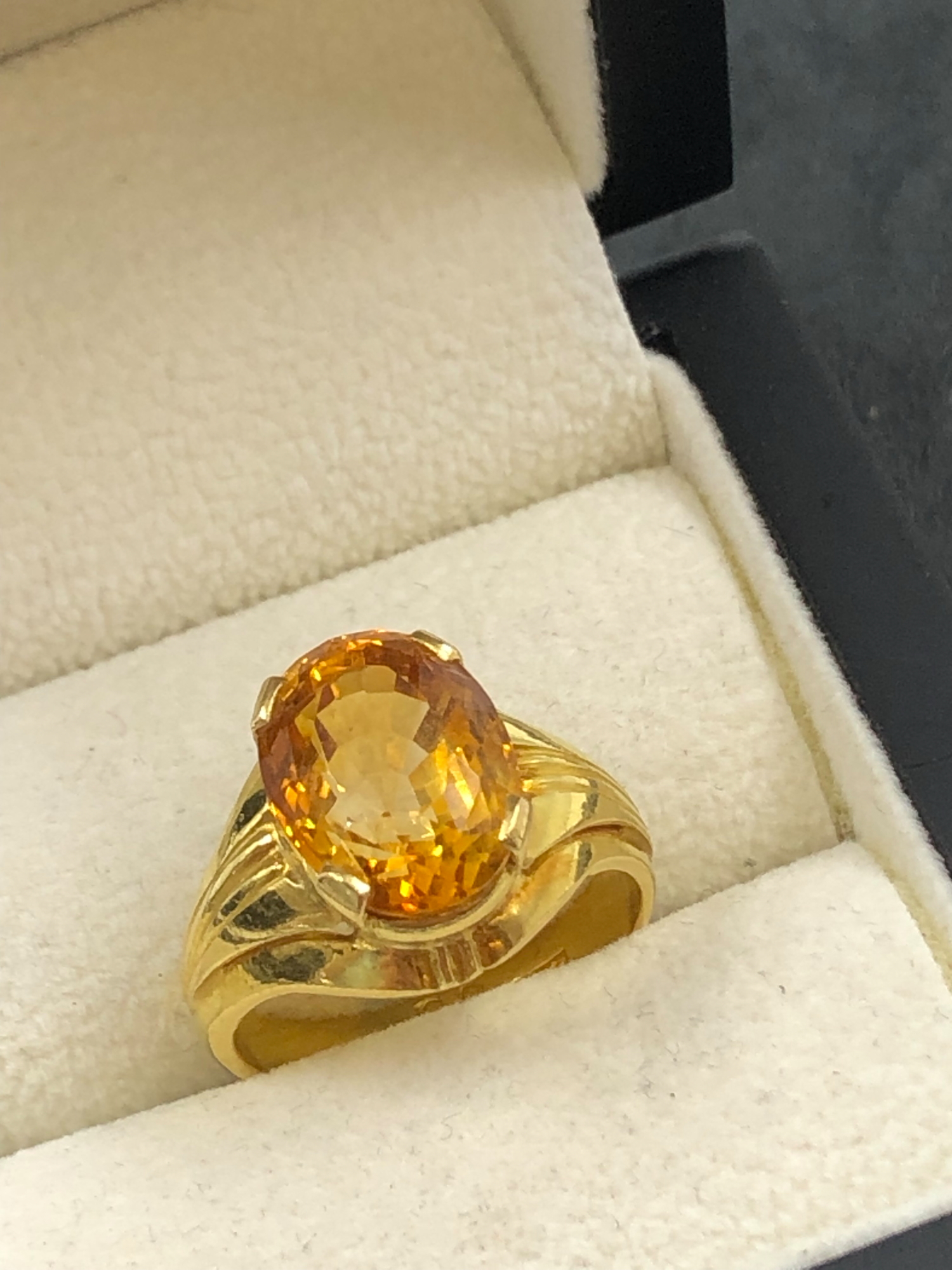 A FINE CITRINE SINGLE STONE RING. THE OVAL CUT STONE IN A RAISED FOUR CLAW SETTING. NO ASSAY - Image 3 of 4