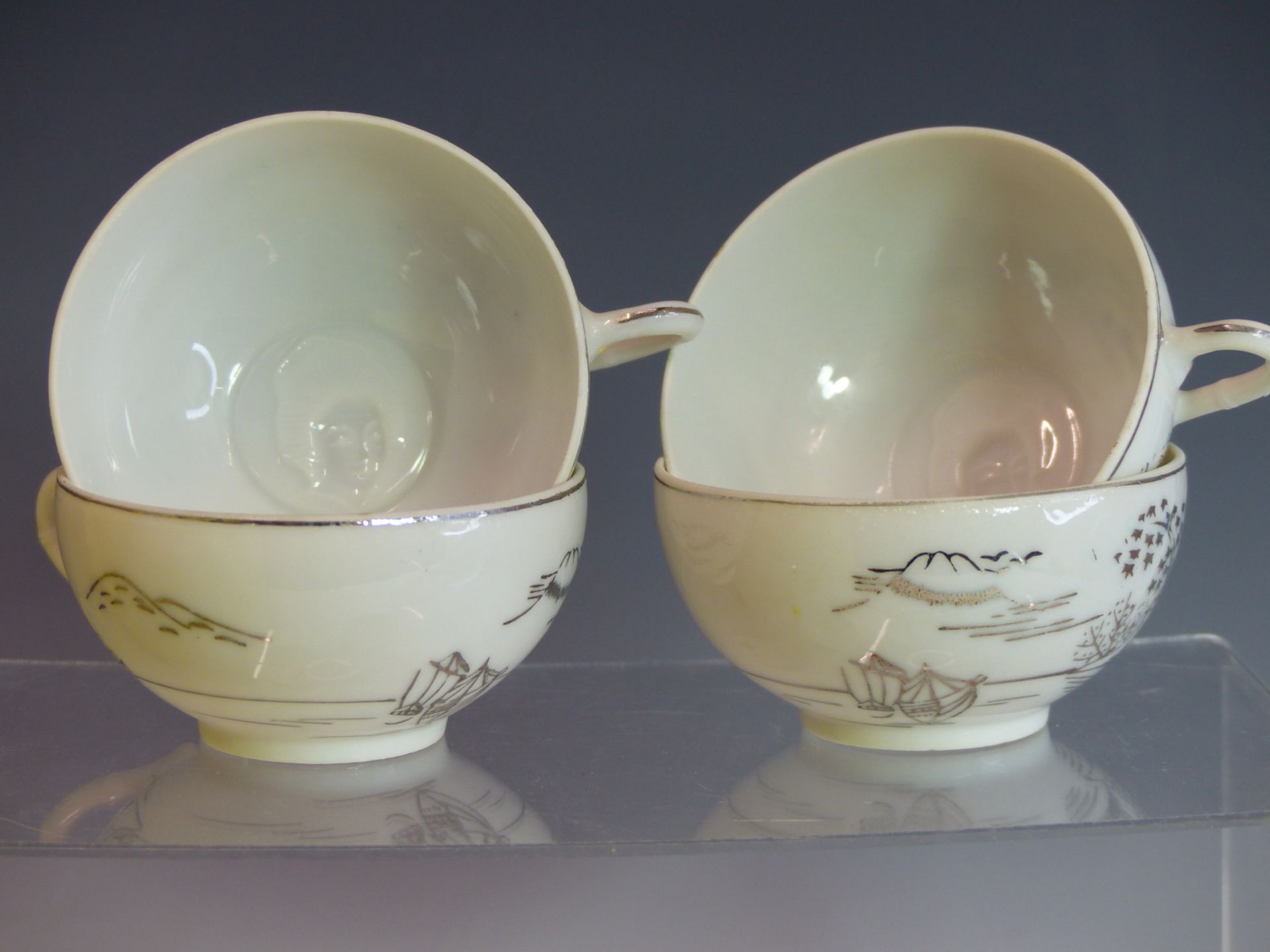 A SET OF SIX JAPANESE TEA CUPS, EACH WITH LITHOPHANE BASES DEPICTING GEISHA. - Bild 5 aus 5