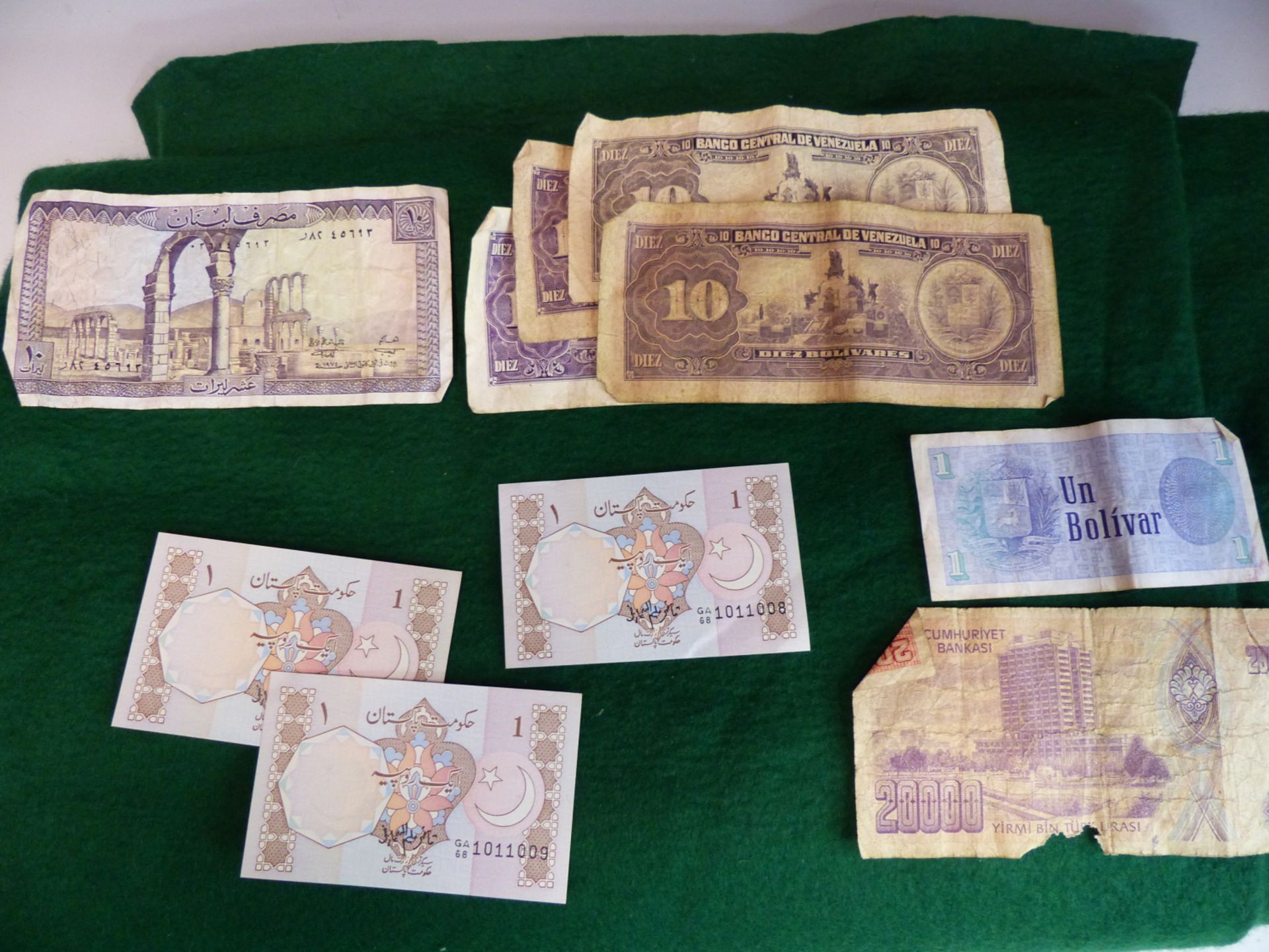 WORLDWIDE PAPER MONEY: A SMALL COLLECTION OF NOTES TOGETHER WITH COIN MONTHLYS 1969 YEAR BOOK - Bild 3 aus 6