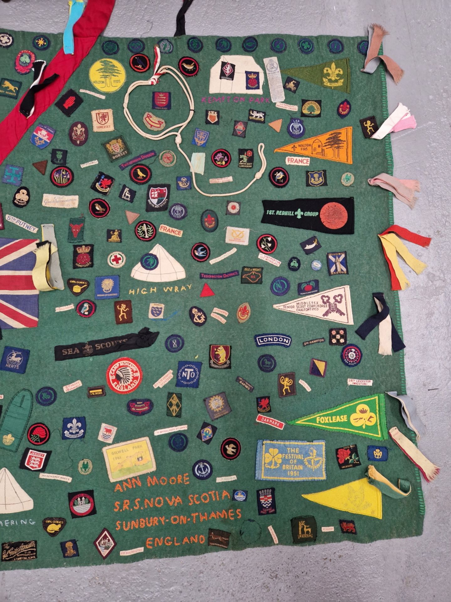 RARE- MID 20TH CENTURY SCOUT BLANKET.- 1950S TO EARLY 1960S SCOUT AND GUIDE UNIT BADGES WITH TEXTILE - Image 3 of 5