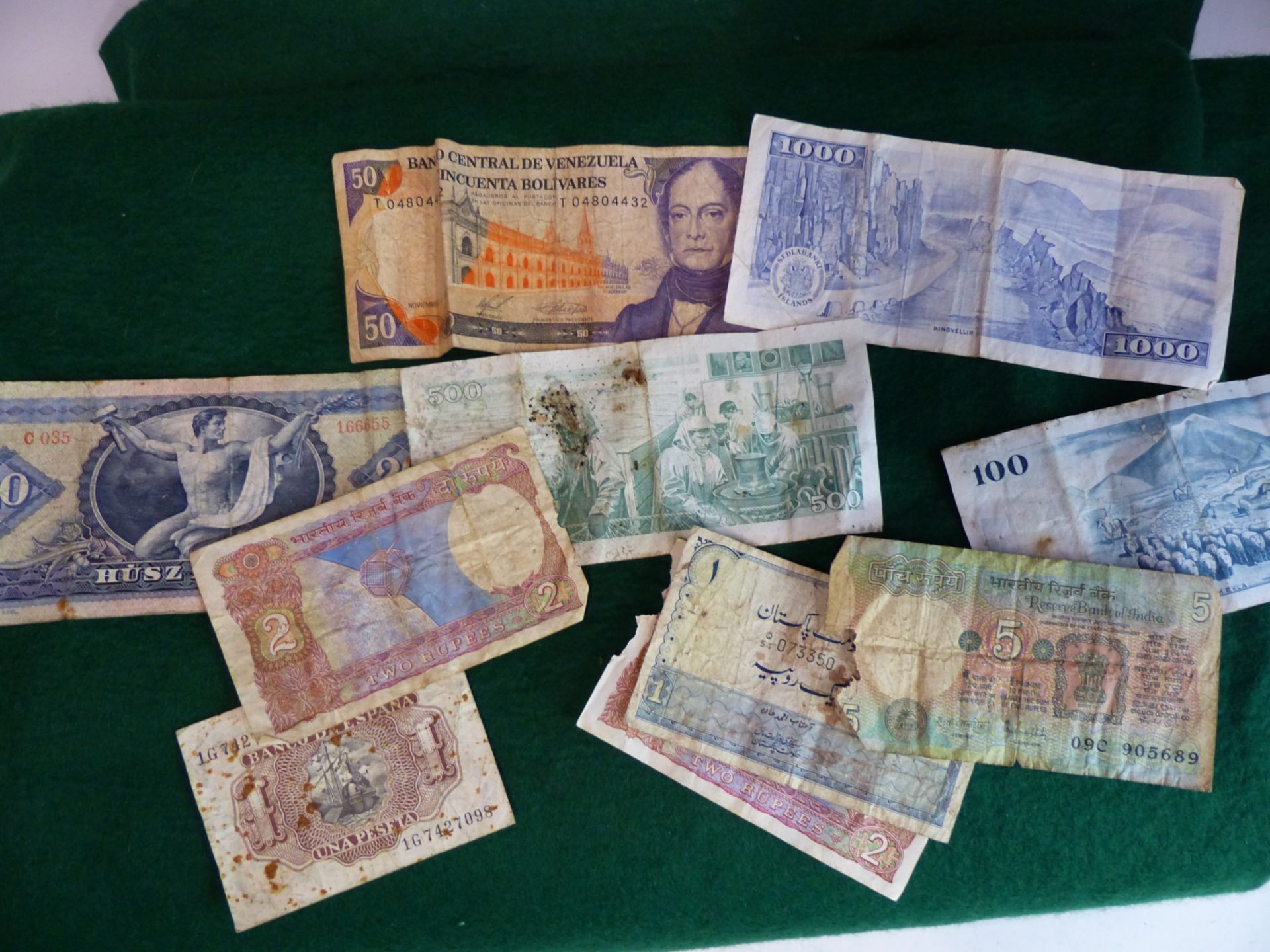 WORLDWIDE PAPER MONEY: A SMALL COLLECTION OF NOTES TOGETHER WITH COIN MONTHLYS 1969 YEAR BOOK - Bild 2 aus 6