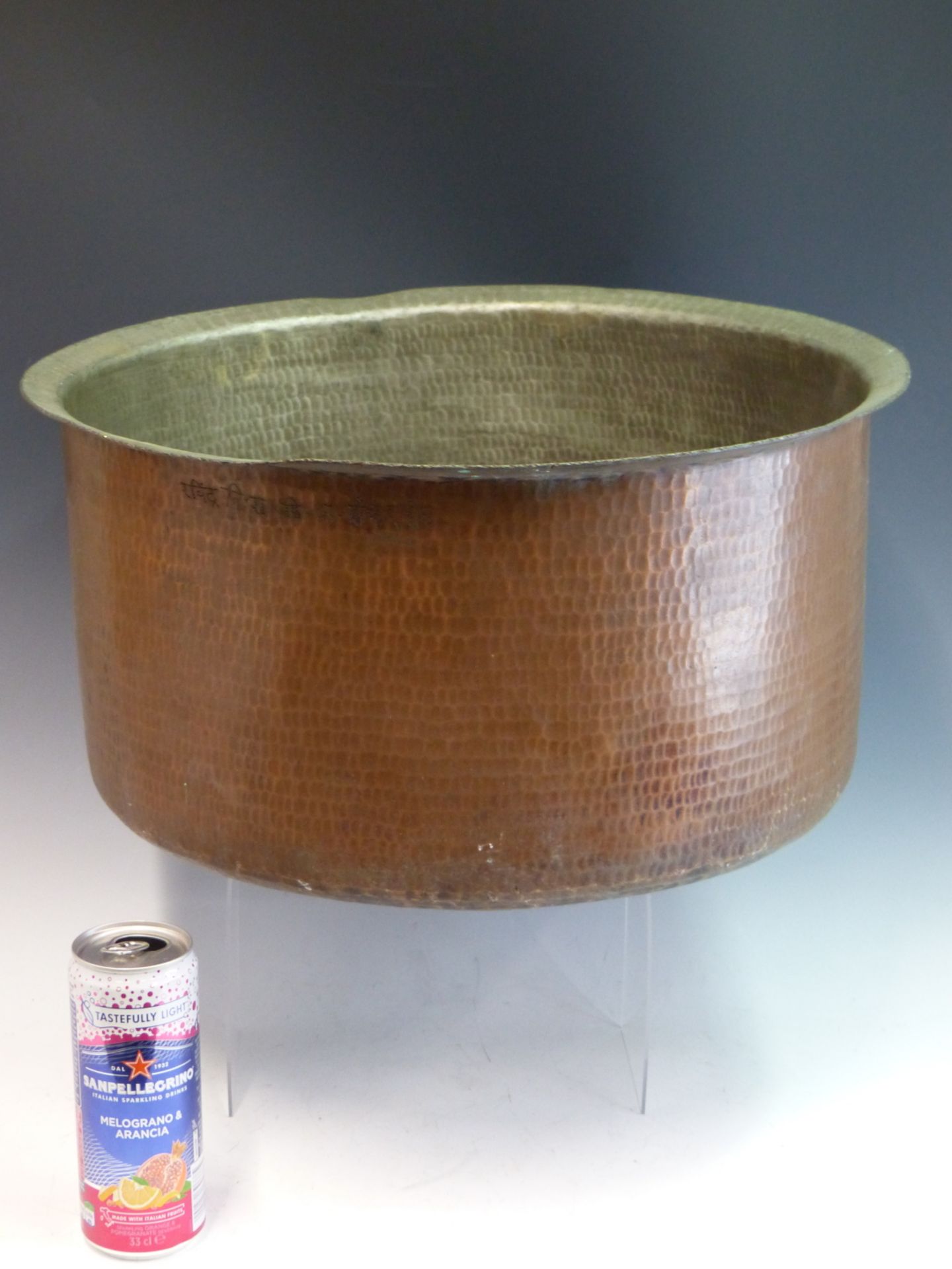 FIVE LARGE INDIAN COPPER AND BRASS FOOD VESSELS INCLUDING ONE WITH HINGED LID. - Image 3 of 5